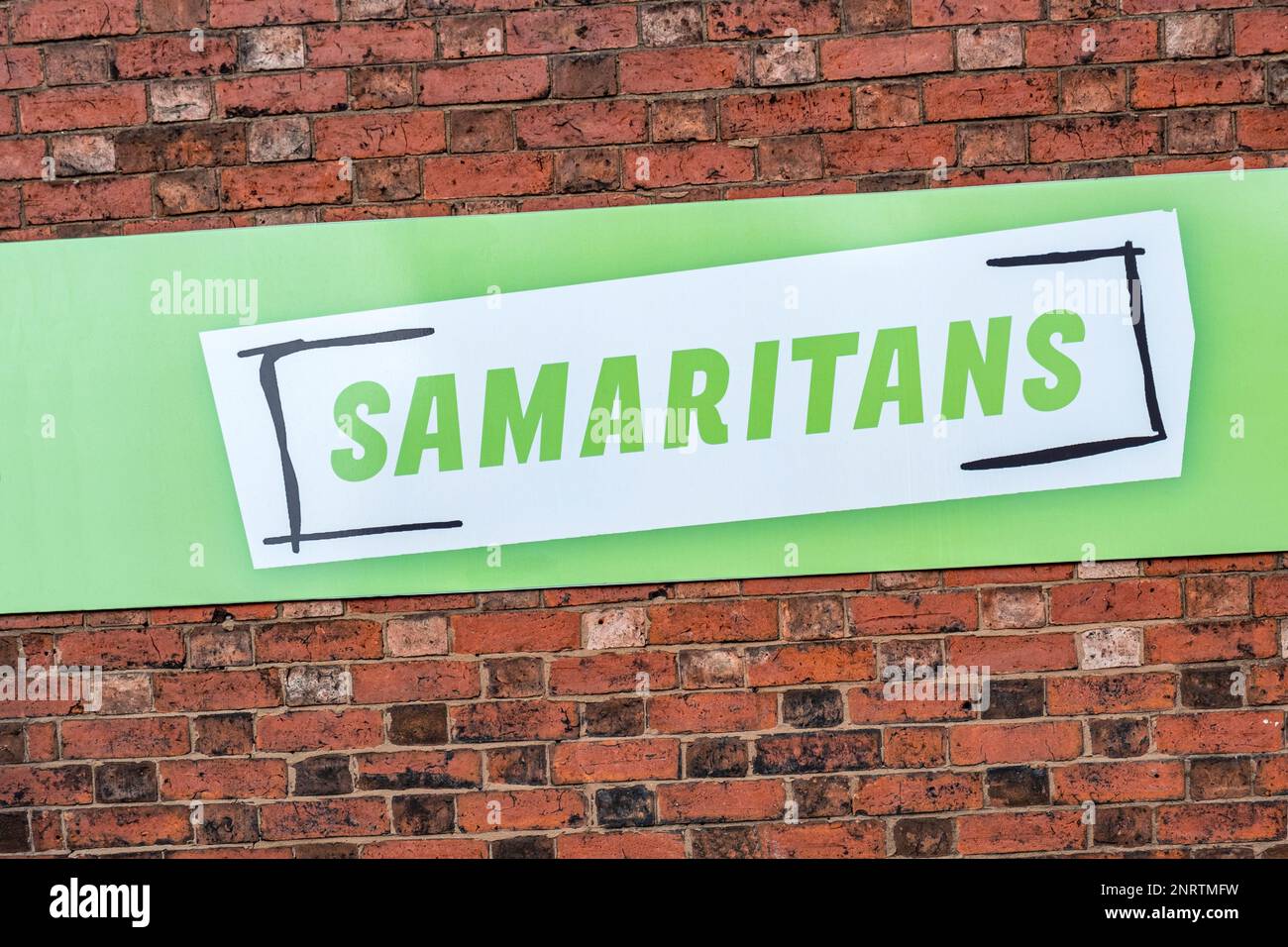 Gros plan de l'enseigne de charité Samaritans sur le mur extérieur du Royaume-Uni Banque D'Images