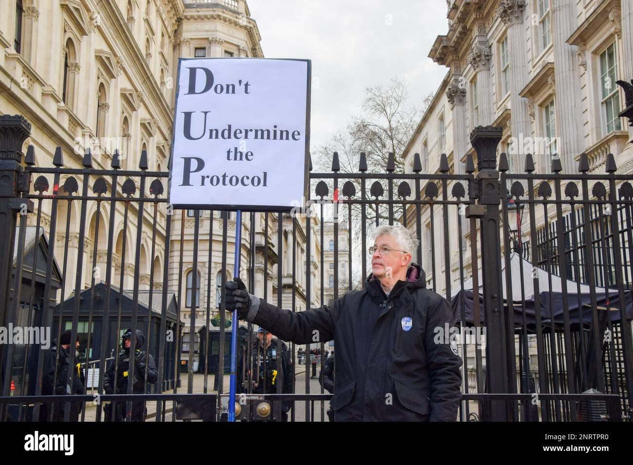 Londres, Royaume-Uni. 27th février 2023. Un militant anti-Brexit se tient à l'extérieur de Downing Street pour soutenir le Protocole d'Irlande du Nord en tant que Premier ministre britannique Rishi Sunak et président de la Commission européenne Ursula von der Leyen se réunissent à Windsor pour signer un nouvel accord sur le Brexit en Irlande du Nord. Credit: Vuk Valcic/Alamy Live News Banque D'Images