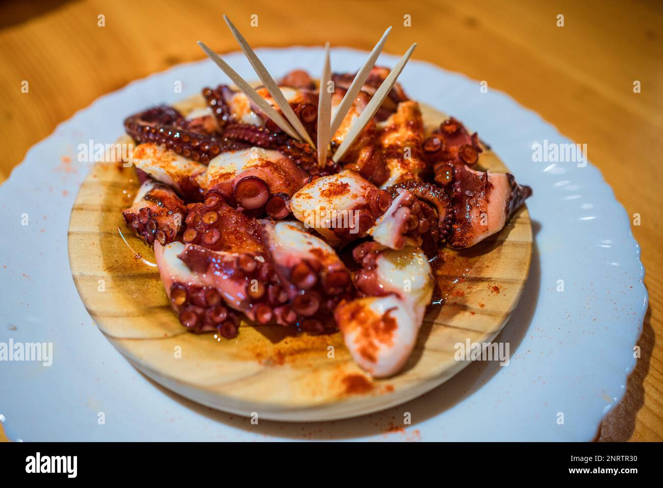 Poulpe, tapa espagnol. Cuisine célèbre dans les bars, les tavernes et les restaurants Banque D'Images