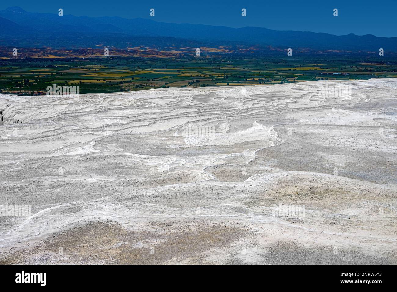 Vue sur les traventins secs à Pamukkale, par une belle journée d'été. Turquie Banque D'Images
