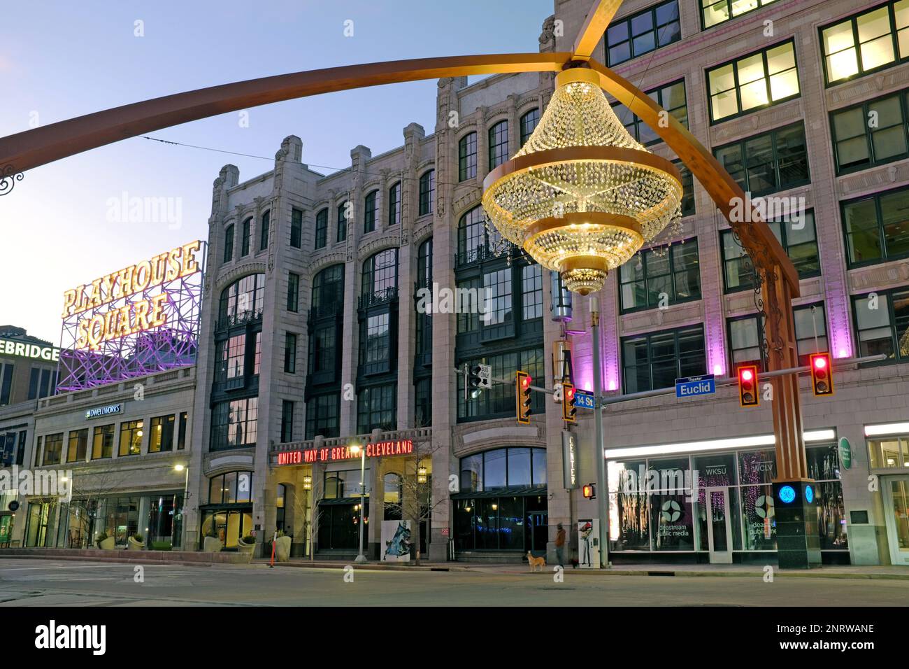 Playhouse Square avec son grand lustre extérieur emblématique au crépuscule dans le centre-ville de Cleveland, Ohio, États-Unis. Banque D'Images