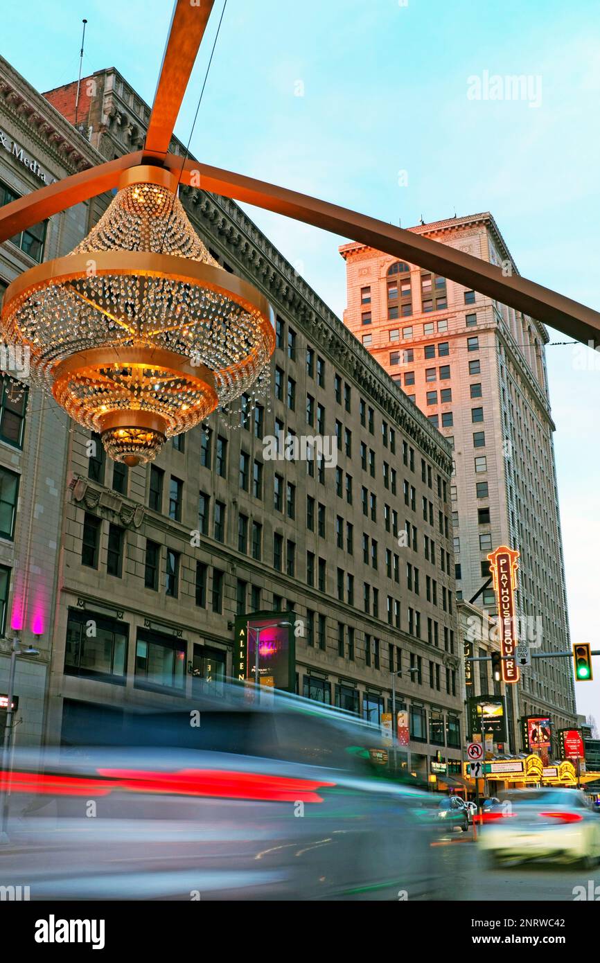 Place du théâtre de Cleveland au crépuscule sur 18 février 2023, avec son grand lustre extérieur et ses marquises de théâtre à Cleveland, Ohio, États-Unis. Banque D'Images