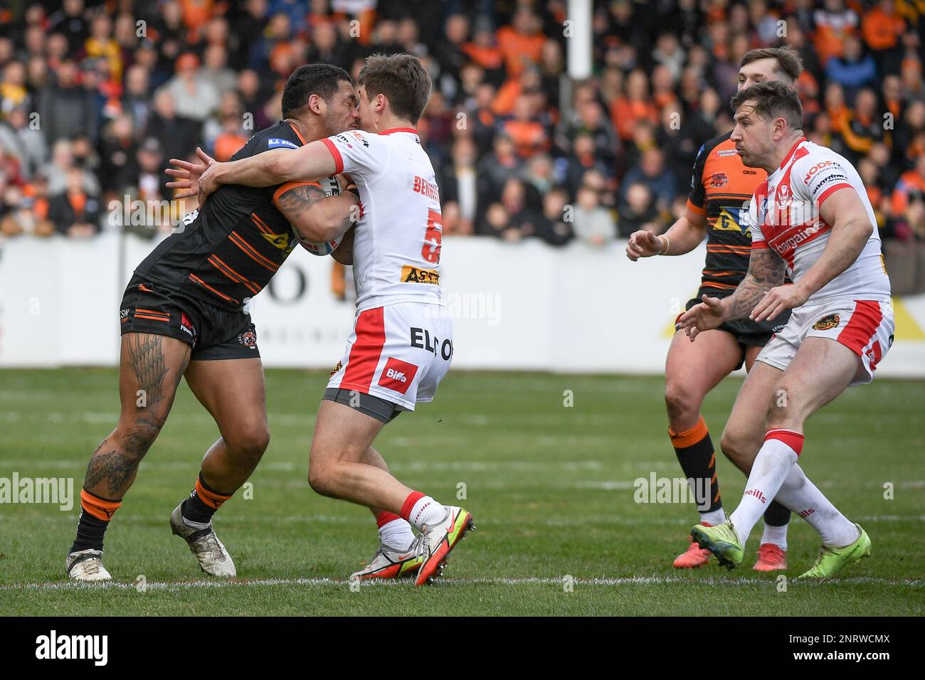 Castleford, Angleterre -26th février 2023 - Bureta Faraimo, de Castleford Tigers, rejoint Jon Bennison de St Helens. Rugby League Betfred Super League Round Two, Castleford Tigers vs St. Helens au stade Mend-A-Hose, Castleford, Royaume-Uni Banque D'Images