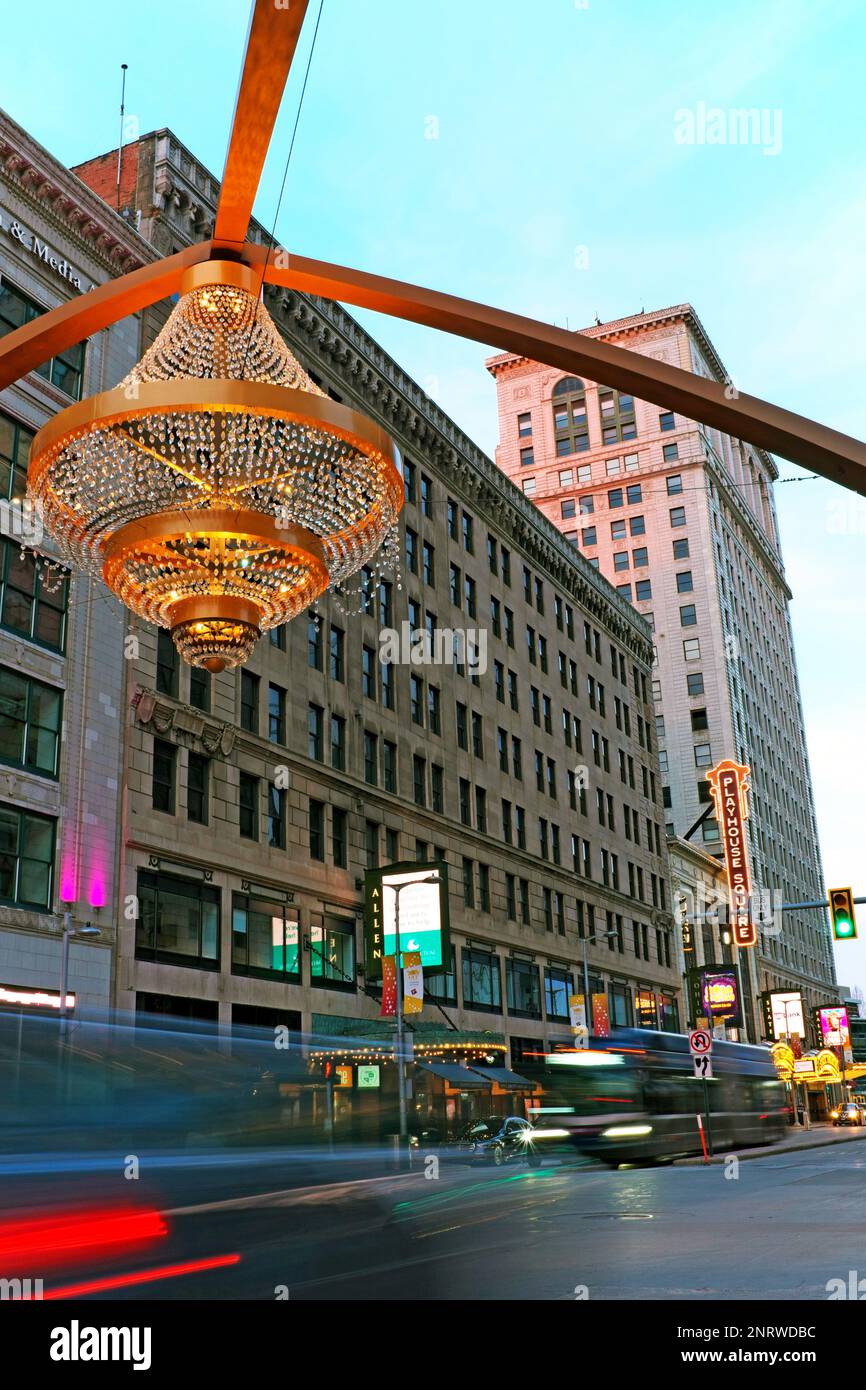 La circulation traverse le quartier de Playhouse Square sur Euclid Avenue à Cleveland, Ohio, avec ses théâtres historiques et son lustre extérieur emblématique. Banque D'Images