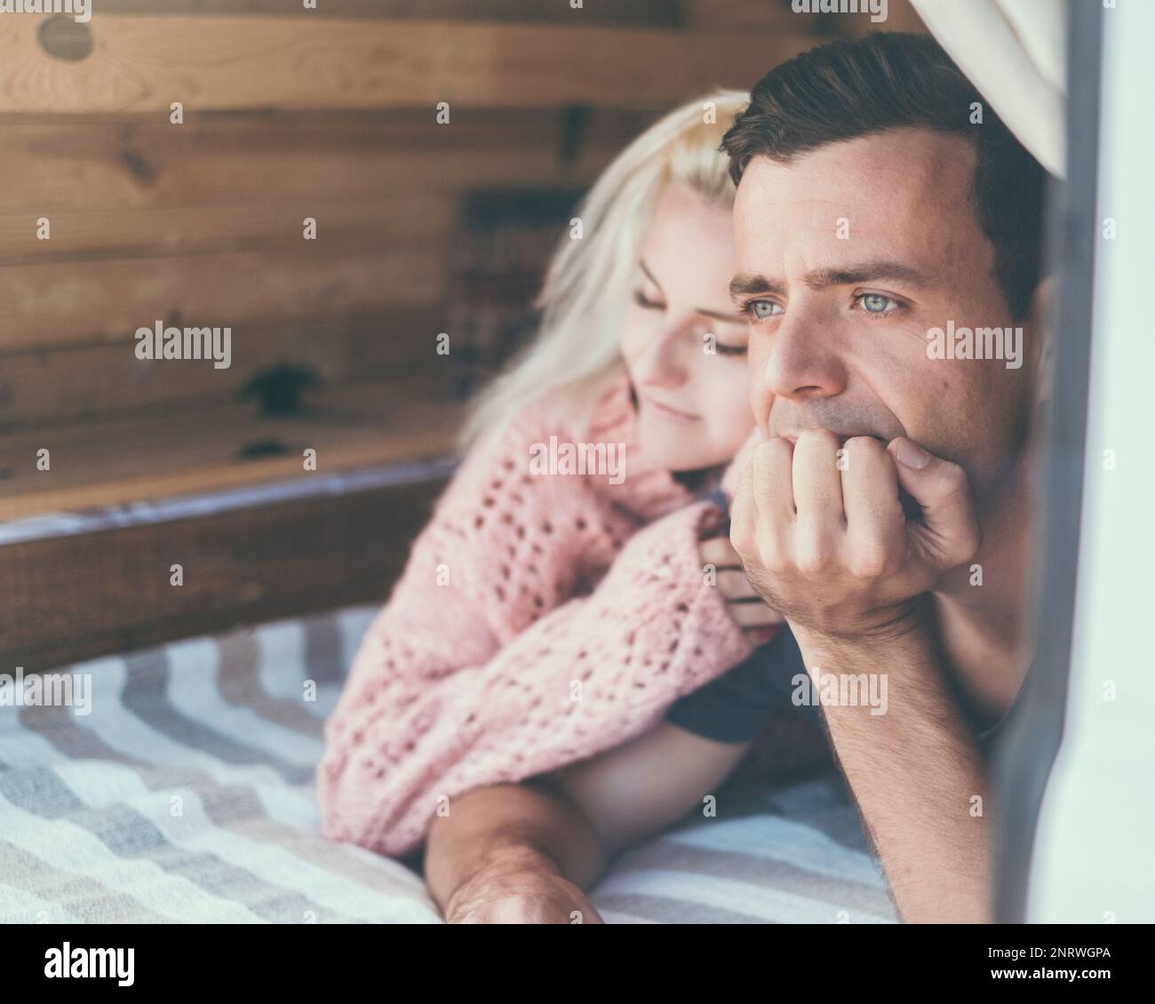 Couple amoureux de l'homme adulte regardant devant et une jeune fille blonde et réfléchie s'est embrasée à lui. Relation d'âge différente personnes garçon et fille. J'adore un Banque D'Images