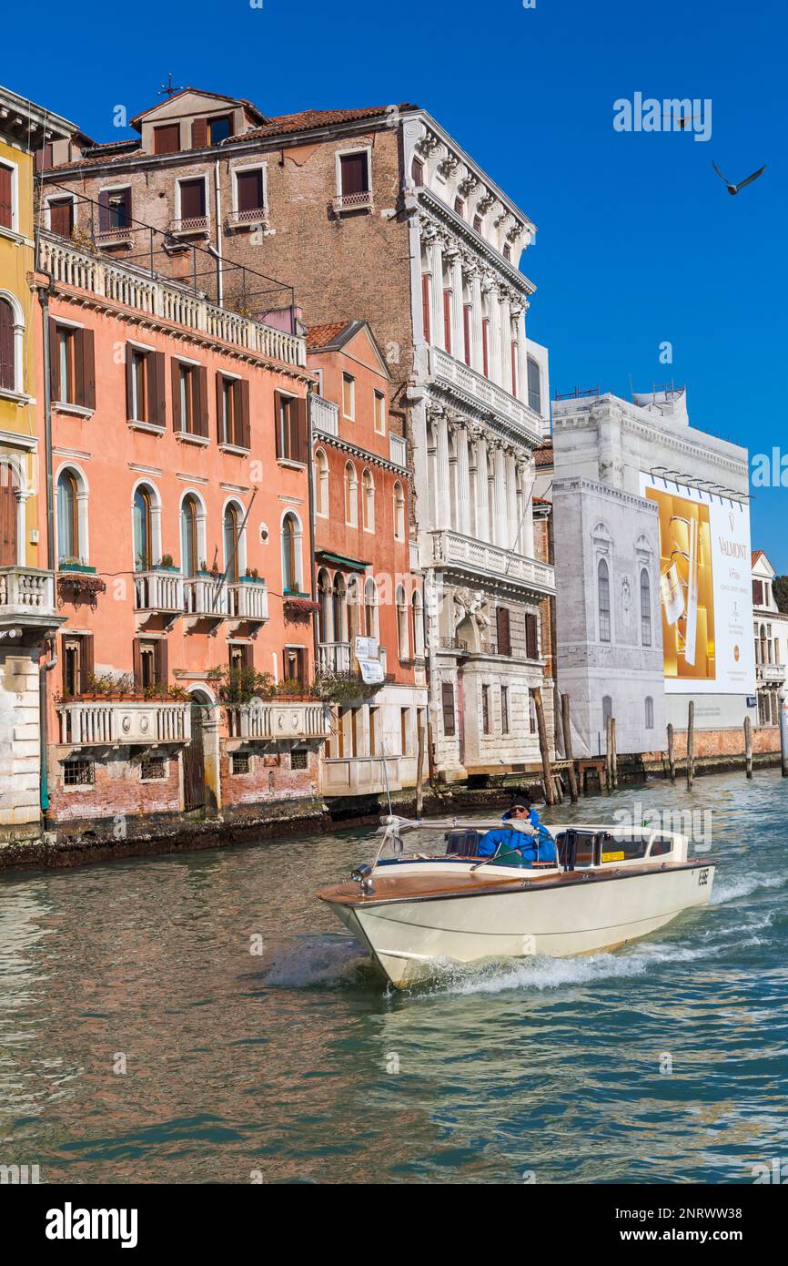 Bateau-taxi à Venise, Italie en février Banque D'Images
