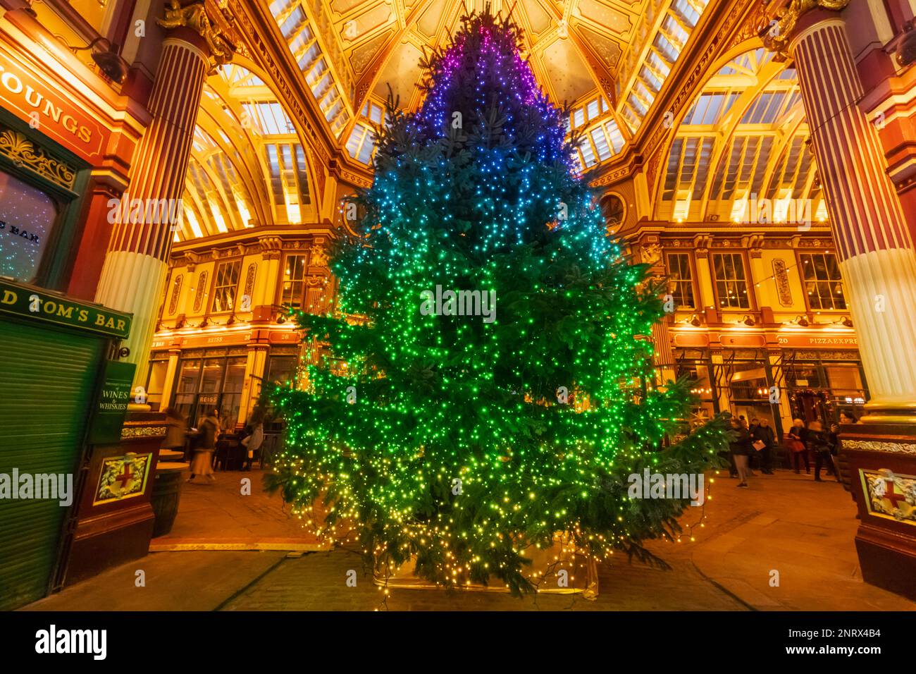 Angleterre, Londres, la ville, Leadenhall Market, arbre de Noël Banque D'Images