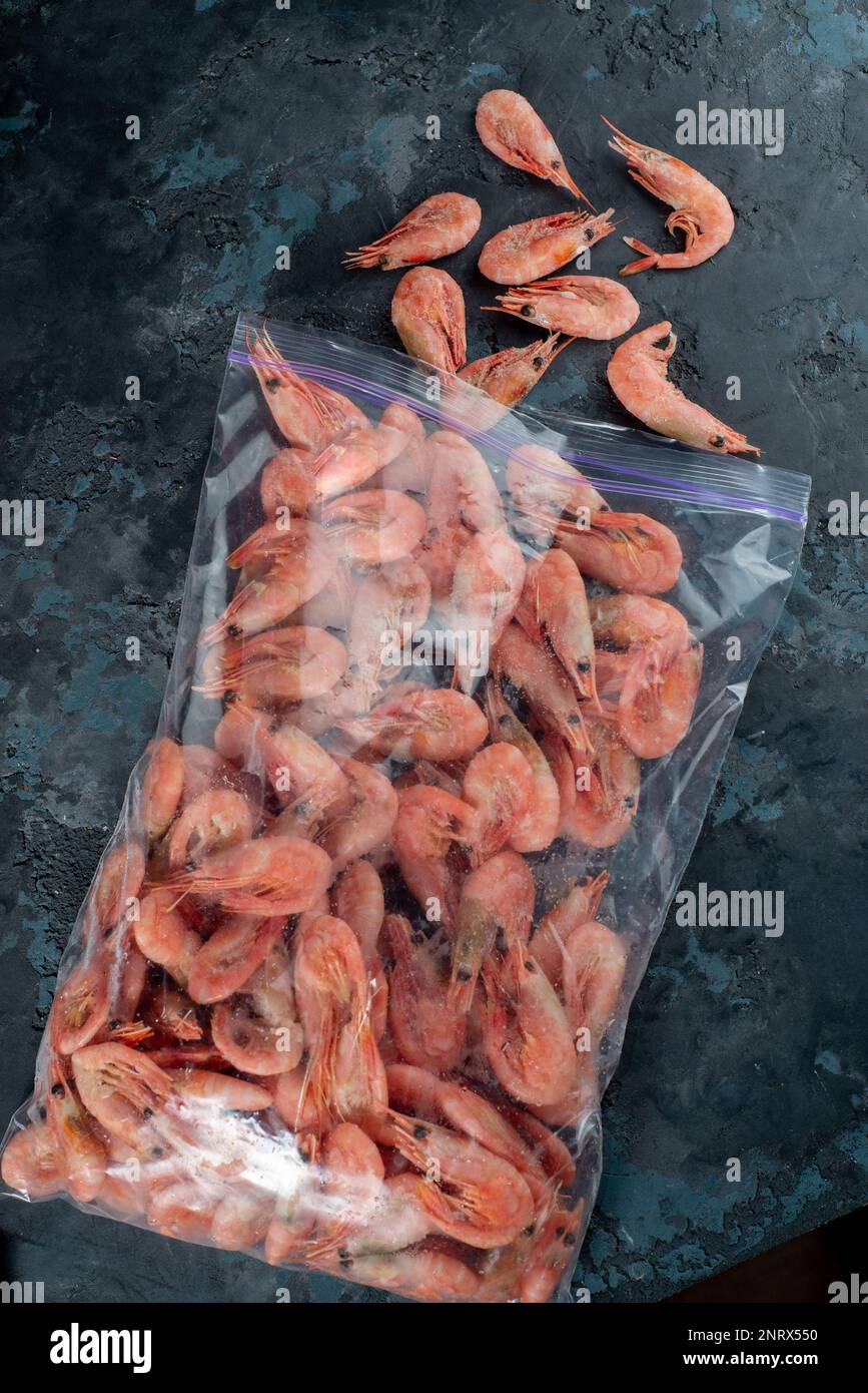 Paquet de crevettes cuites congelées. En-cas avec bière de fruits de mer  Photo Stock - Alamy