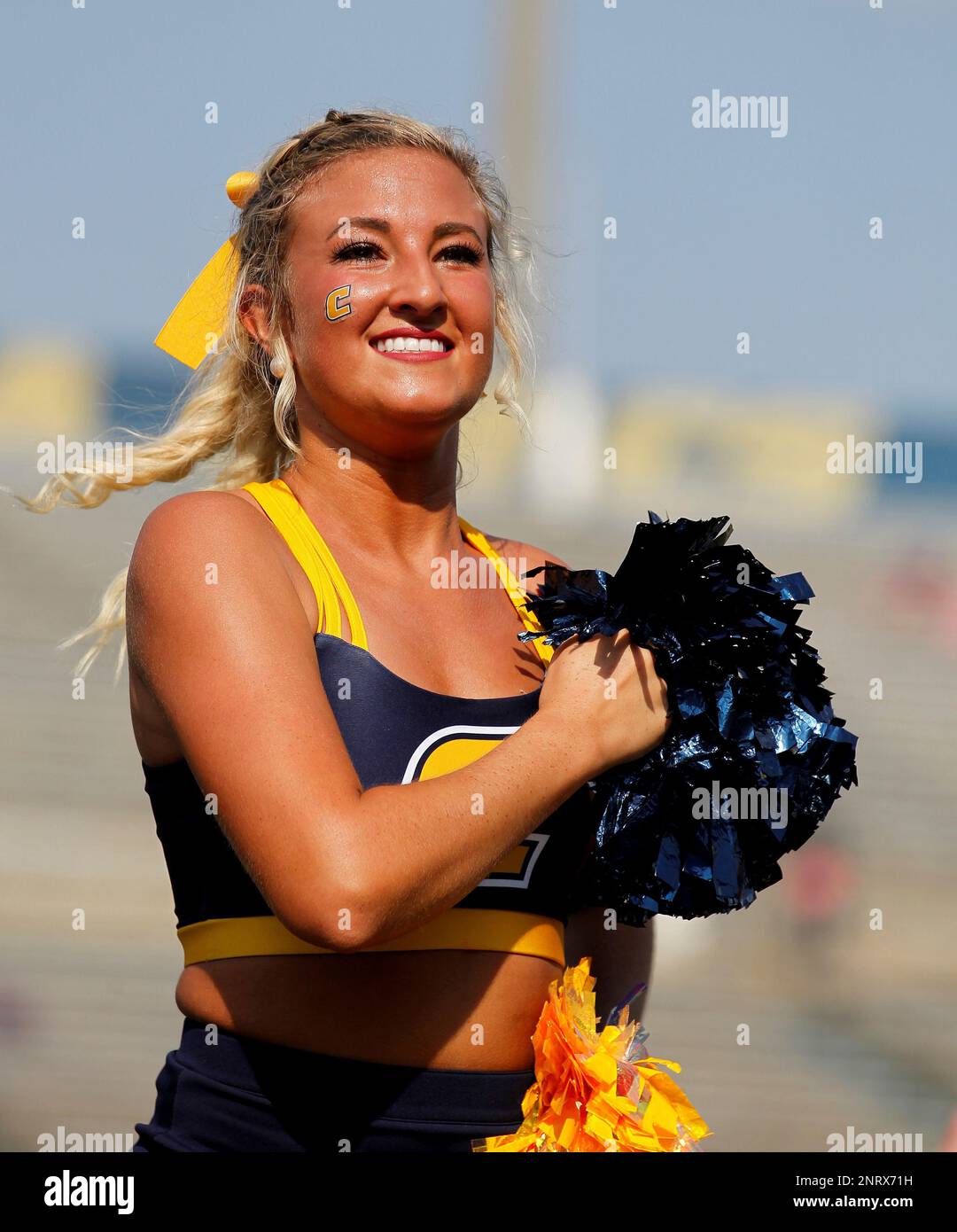 CHATTANOOGA, TN - SEPTEMBER 28: A Chattanooga Mocs cheerleader performs prior to kickoff between the Chattanooga Mocs and the Western Carolina Catamounts on September 28, 2019 at Finley Stadium in Chattanooga, Tennessee. (Photo by Charles Mitchell/Icon Sportswire) (Icon Sportswire via AP Images) Banque D'Images