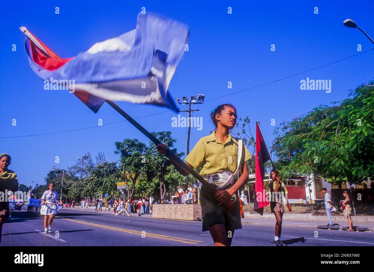Défilé, célébration de l'anniversaire de José Marti, dans l'avenue Victoriano Garzon, Santiago de Cuba, Cuba Banque D'Images