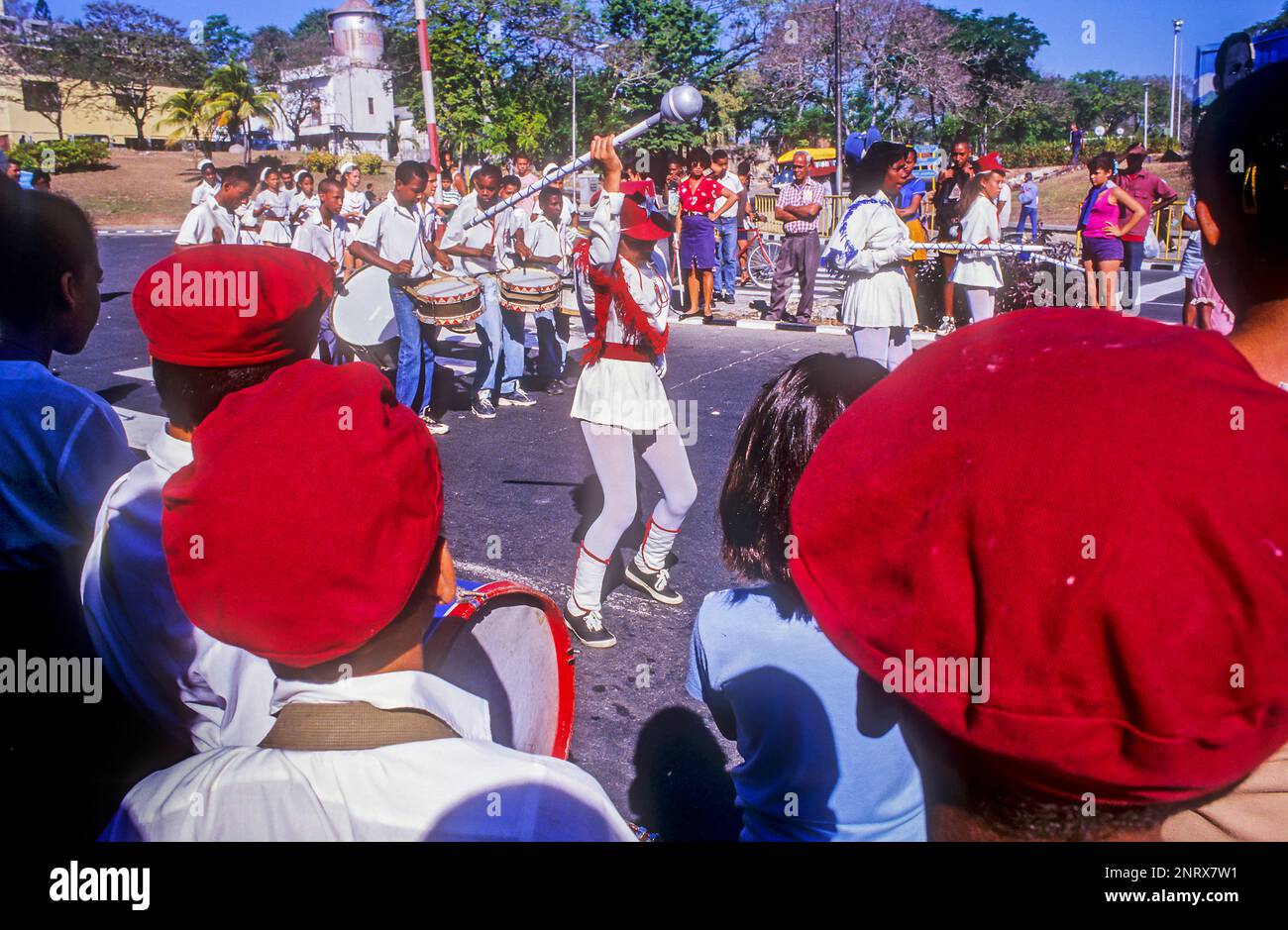 Défilé, célébration de l'anniversaire de José Marti, dans l'avenue Victoriano Garzon, Santiago de Cuba, Cuba Banque D'Images