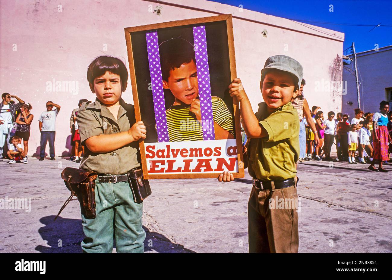 Défilé, célébration de l'anniversaire de José Marti, enfants montrant la photo d'Elian Child, Trinidad, Cuba Banque D'Images