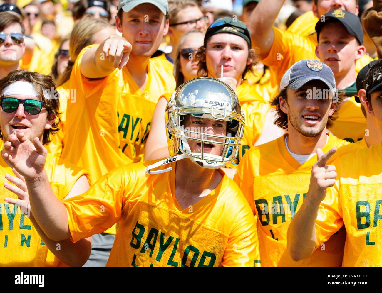 September 28 2019: Baylor Bears student fan wearing a football helmet during the 1st half of the NCAA Football game between Iowa State Cyclones and the Baylor Bears at McLane Stadium in Waco, Texas. Matthew Lynch/CSM(Credit Image: © Matthew Lynch/CSM via ZUMA Wire) (Cal Sport Media via AP Images) Banque D'Images