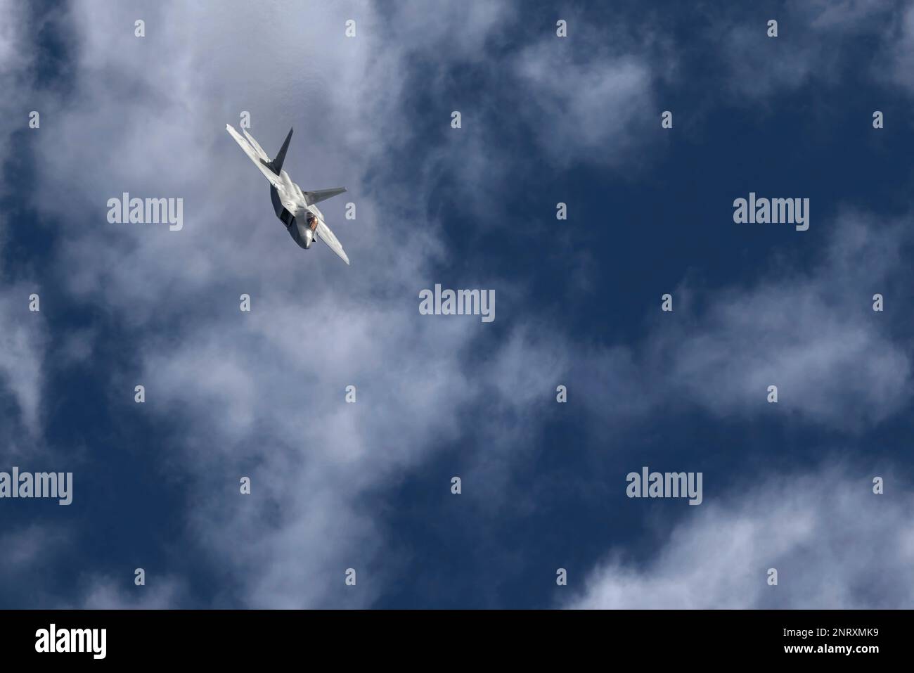 Un F-22 Raptor plonge vers la Terre au salon Miramar de San Diego, en Californie, en 2022. Banque D'Images