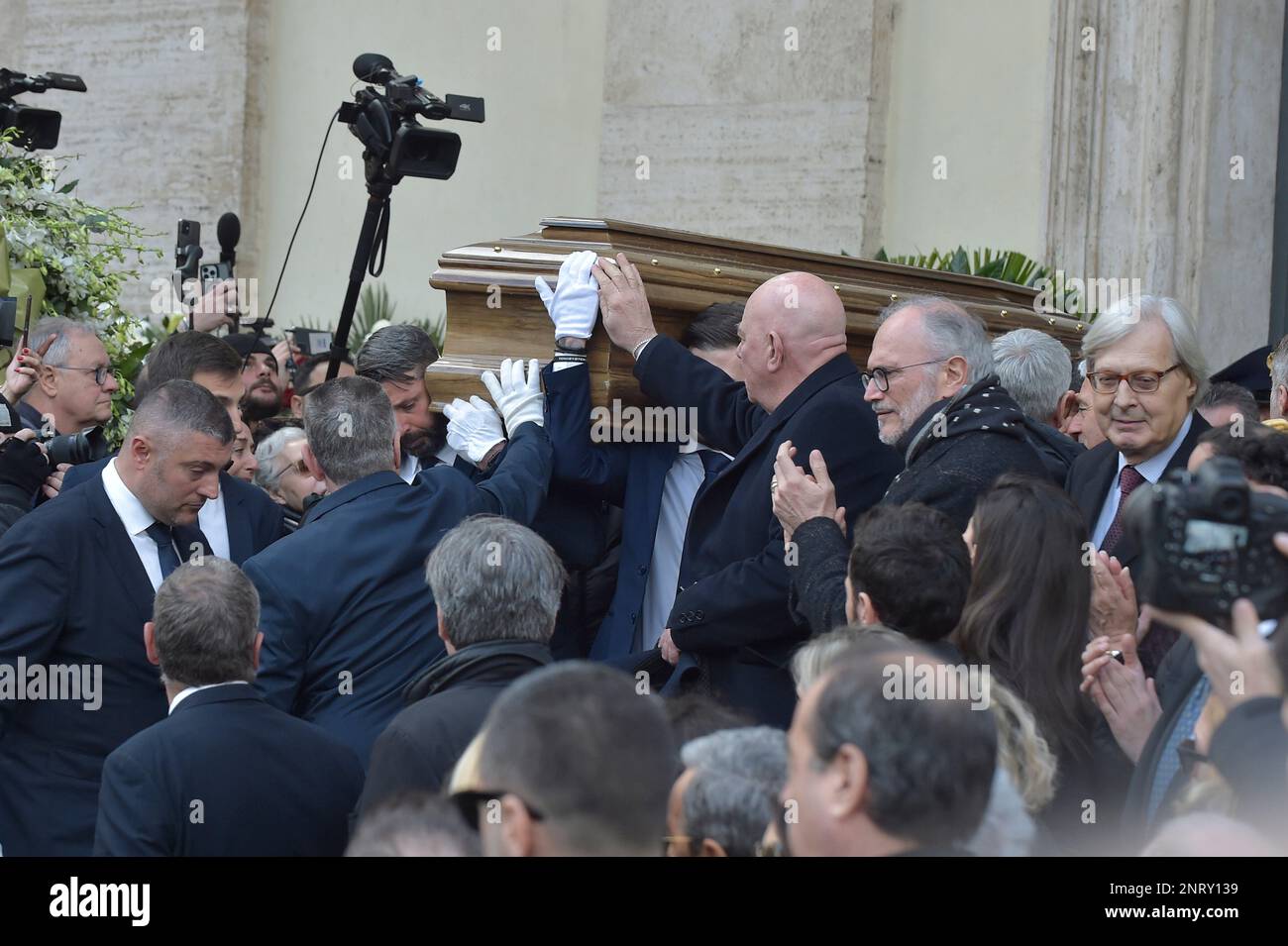 Rome, Italie. 27th févr. 2023. Vittorio Sgarbi .Rome, funérailles de Maurizio Costanzo. Crédit 27 février 2023 : nouvelles en direct de dpa/Alamy Banque D'Images