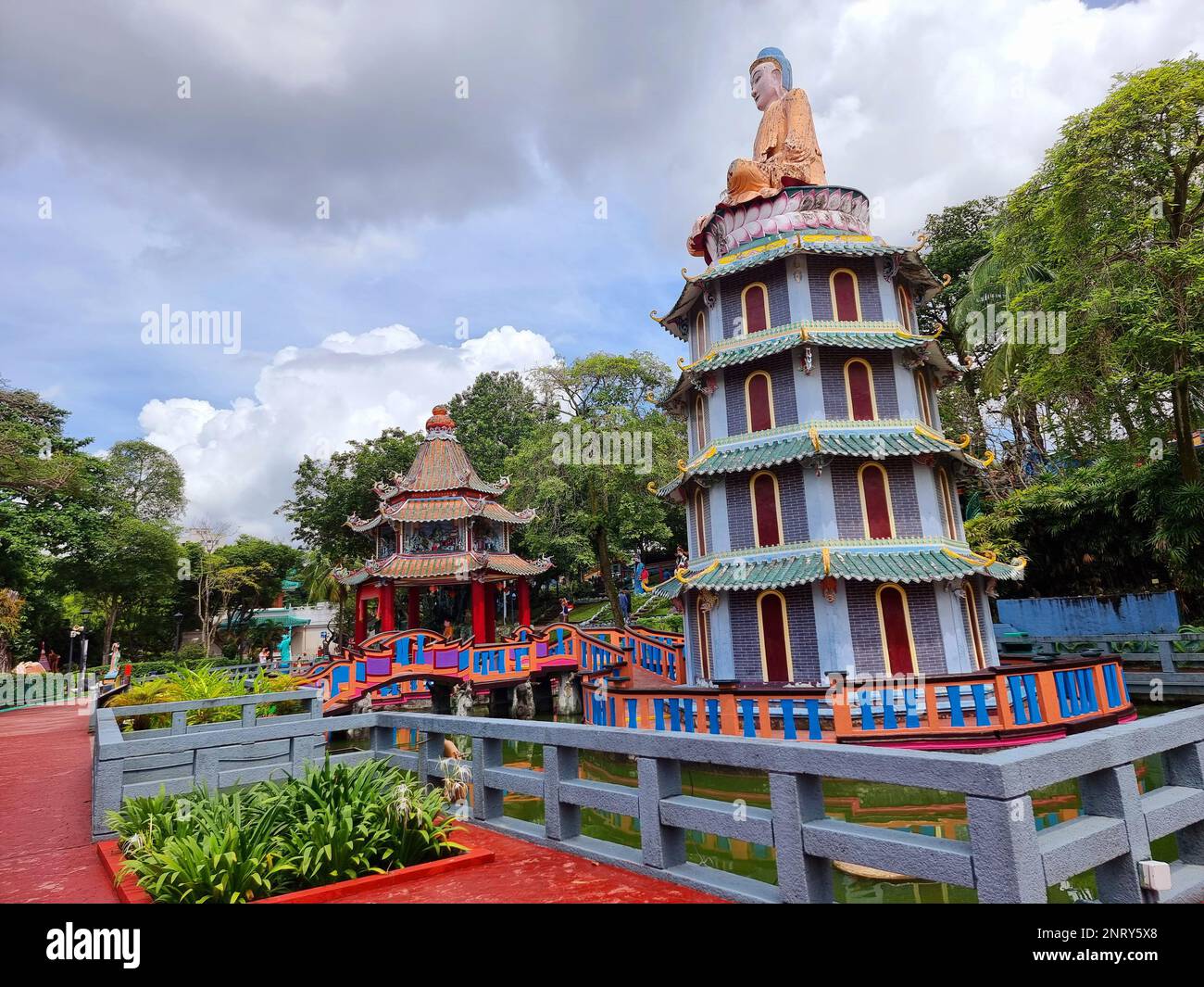 La villa Haw par construite artificiellement, établie par l'homme d'affaires très riche originaire du Myanmar Haw, pour son frère par, qui a établi Tiger Balm comme un baume de soulagement de douleur réussi inventé par leur père. Parmi les trois jardins du monde entier, on est à Singapour, représentant des figures majeures de l'ère Concius et d'autres. Singapour. Banque D'Images