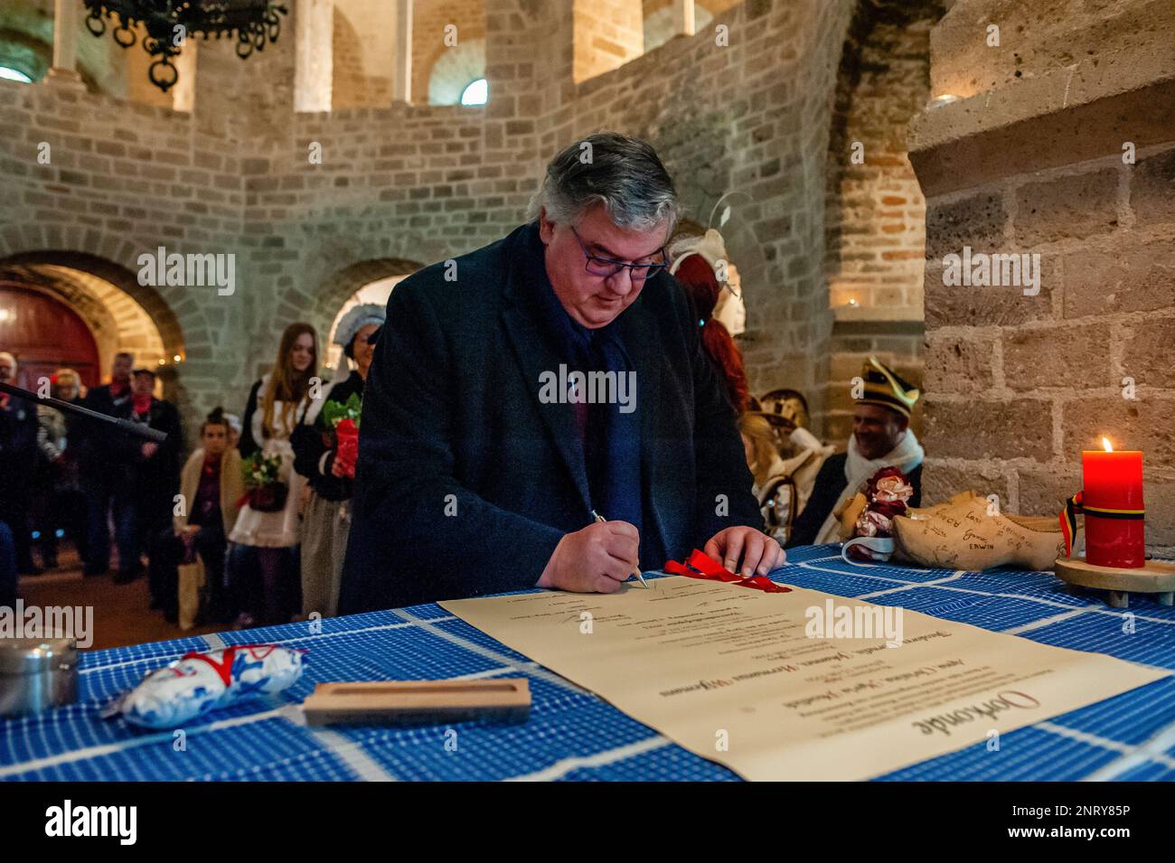 Hubert Bruls, maire de Nimègue, a vu signer le faux certificat de mariage. La tradition du faux mariage paysan pendant le carnaval remonte au XVIe siècle, la noblesse a joué le rôle des paysans et les paysans étaient les seigneurs. À Nijmegen, Anja et Theo Wijlemans étaient le couple de mariage de l'agriculteur cette année. Le couple s'est rassemblé à la chapelle de Valkhof, portant des vêtements de fermiers traditionnels et entouré de personnes portant des costumes vibrants. Le mariage de l'agriculteur est l'une des traditions du Carnaval néerlandais, en particulier à Limbourg, Brabant du Nord et Gelderland. Le rituel d'inversion W Banque D'Images