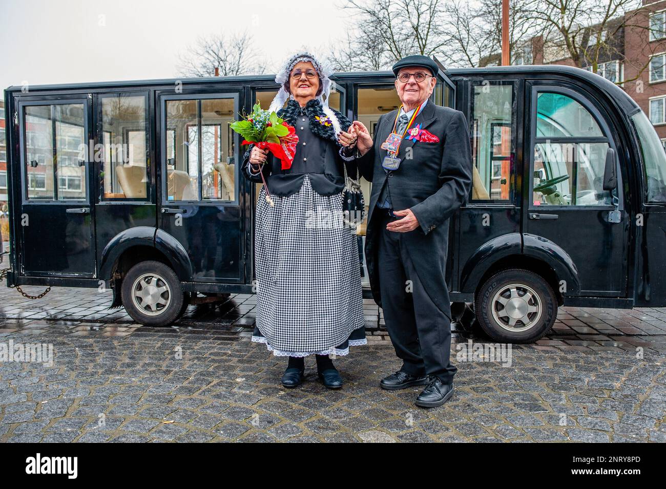 Le couple a vu arriver sur un petit bus. La tradition du faux mariage paysan pendant le carnaval remonte au XVIe siècle, la noblesse a joué le rôle des paysans et les paysans étaient les seigneurs. À Nijmegen, Anja et Theo Wijlemans étaient le couple de mariage de l'agriculteur cette année. Le couple s'est rassemblé à la chapelle de Valkhof, portant des vêtements de fermiers traditionnels et entouré de personnes portant des costumes vibrants. Le mariage de l'agriculteur est l'une des traditions du Carnaval néerlandais, en particulier à Limbourg, Brabant du Nord et Gelderland. Le rituel d'inversion était l'essence du carnaval à t Banque D'Images