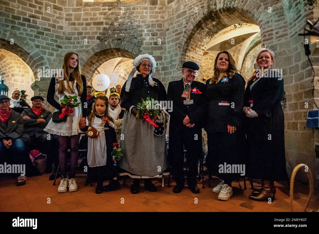 Le couple avec leurs filles et leur petite-fille a vu écouter le discours du faux prêtre. La tradition du faux mariage paysan pendant le carnaval remonte au XVIe siècle, la noblesse a joué le rôle des paysans et les paysans étaient les seigneurs. À Nijmegen, Anja et Theo Wijlemans étaient le couple de mariage de l'agriculteur cette année. Le couple s'est rassemblé à la chapelle de Valkhof, portant des vêtements de fermiers traditionnels et entouré de personnes portant des costumes vibrants. Le mariage de l'agriculteur est l'une des traditions du Carnaval néerlandais, en particulier à Limbourg, Brabant du Nord et Gelderland. Banque D'Images