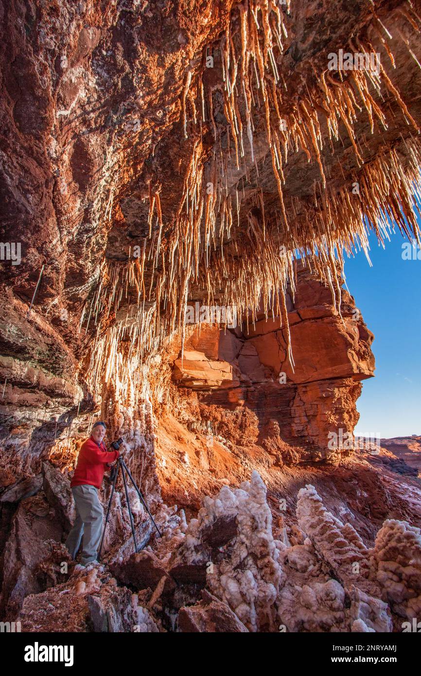 Un photographe prend des photos à l'embouchure de la grotte Fantasy dans le comté de San Juan, Utah. Banque D'Images