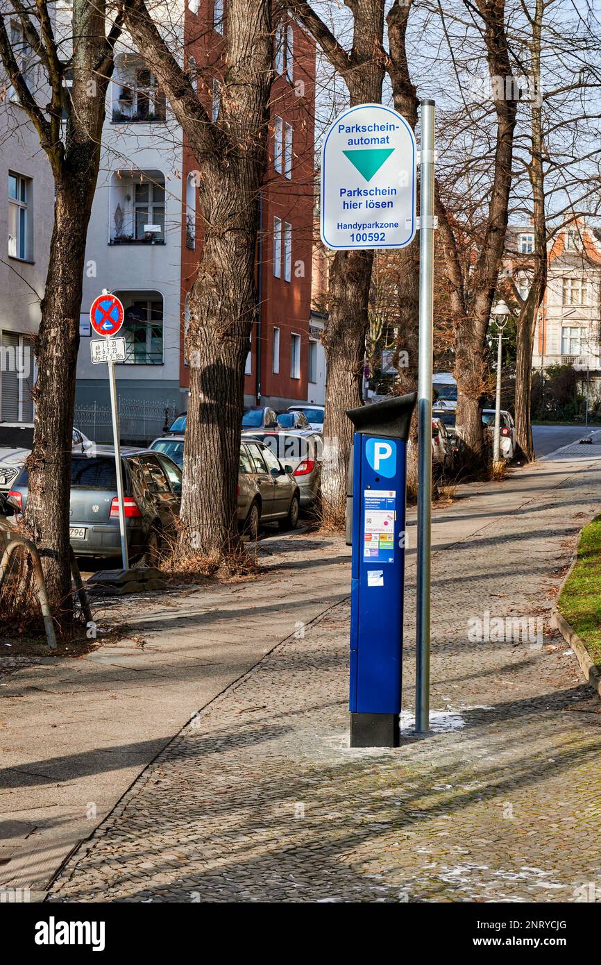 Berlin, Allemagne - 9 février 2023: Un guichet de stationnement pour payer une place de stationnement temporaire. Banque D'Images