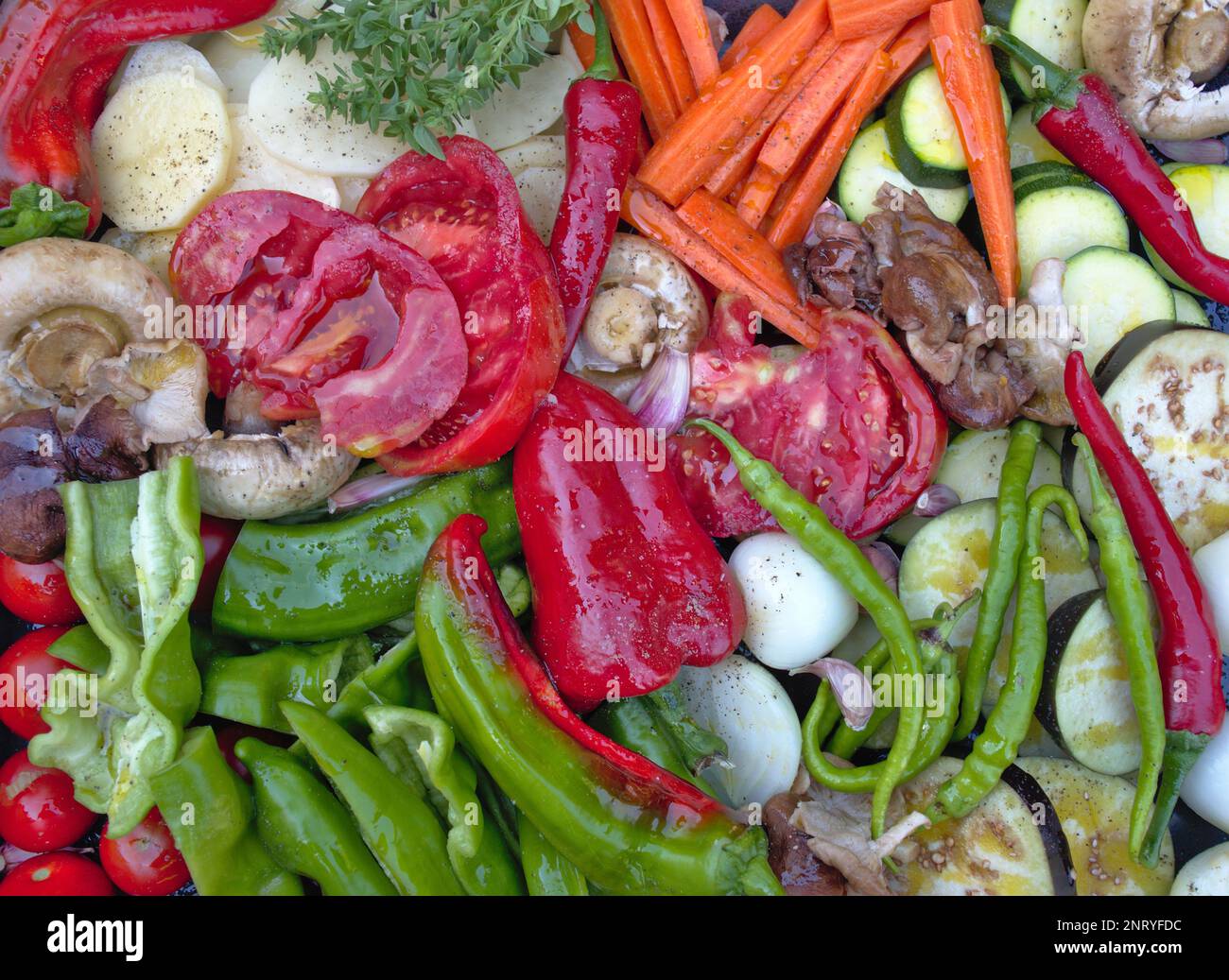 Variété de légumes frais coupés aux couleurs vives. Poivron vert, poivron rouge, champignon, shiitake, pommes de terre, carottes, basilic, piments, aubergines, ail, courgettes Banque D'Images