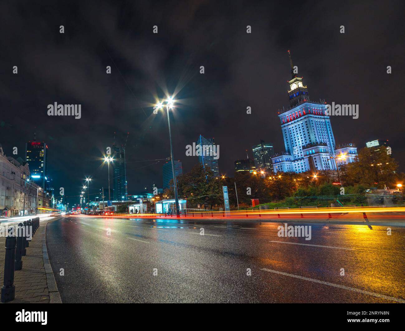 Paysage urbain de la ville de Varsovie la nuit avec des sentiers lumineux Banque D'Images