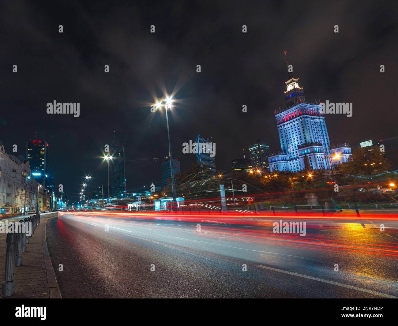 Paysage urbain de la ville de Varsovie la nuit avec des sentiers lumineux Banque D'Images