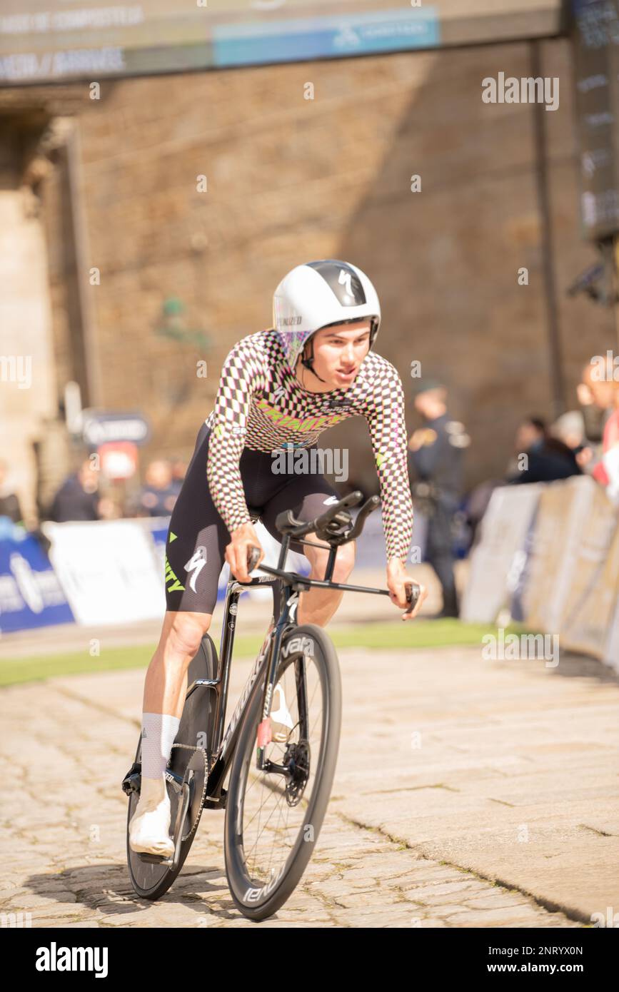 Santiago, Espagne. 26th févr. 2023. Oliver Rees, de l'équipe Trinity, portant le bavoir numéro 133 lorsqu'il arrive à la ligne d'arrivée sur la dernière étape du Tour, O Gran Camiño. Credit: Xan Gasalla / Alamy Live News. Banque D'Images