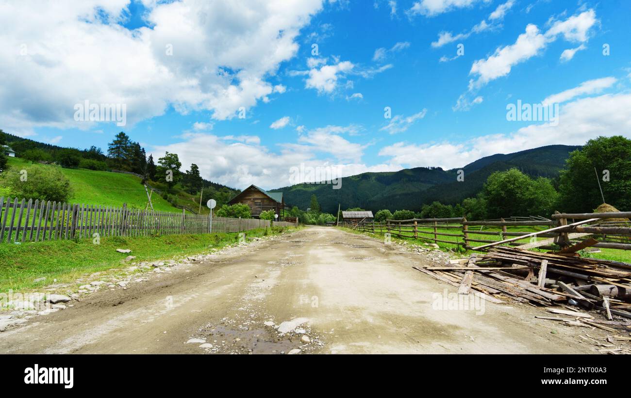 Un refuge traditionnel en bois sous le pied des Carpates, en Ukraine. Campagne rurale paysage d'été. Concept de tourisme écologique. Horizontal Banque D'Images