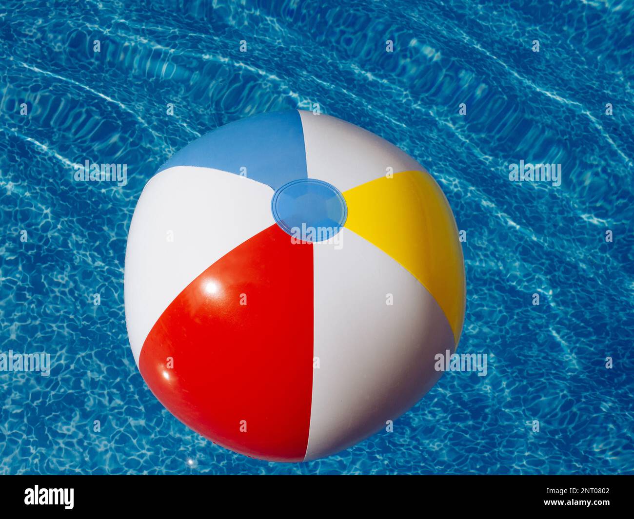 Ballon gonflable coloré flottant sur l'eau dans la piscine Photo Stock -  Alamy