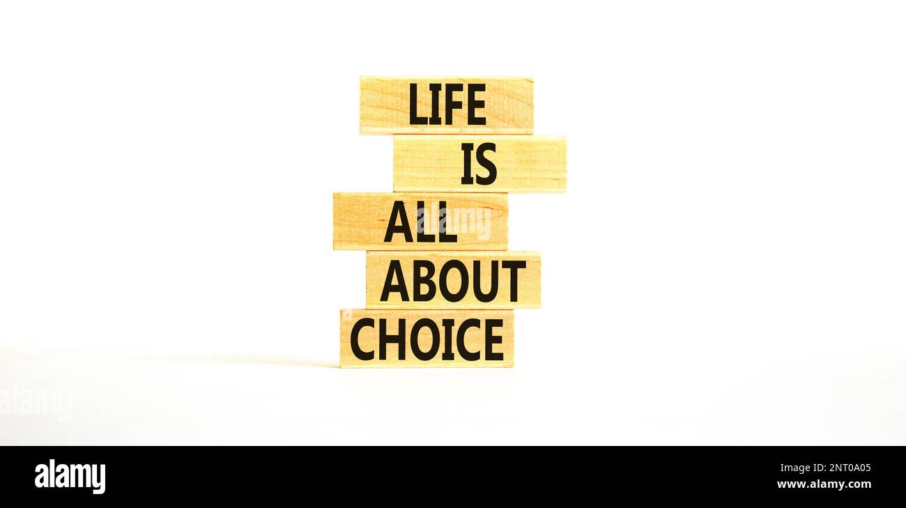 Choix et symbole de vie. Concept Words la vie est une question de choix sur des blocs de bois. Magnifique table blanche fond blanc. Choix d'affaires et vie conc Banque D'Images