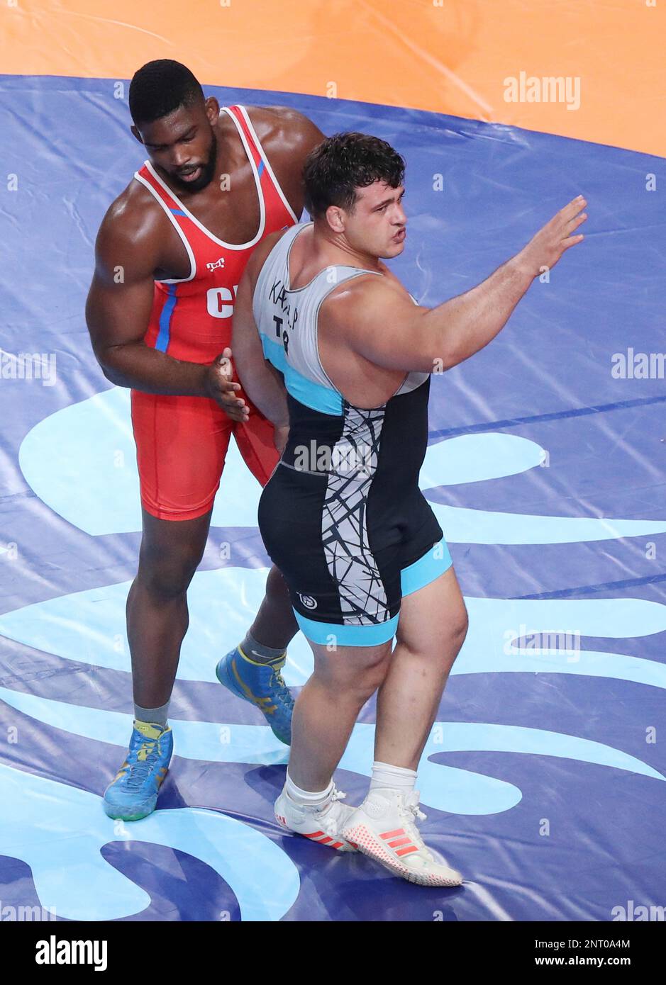 Riza KAYAALP of Turkey reacts after winning the final match of Greco-Roman 130kg in 2019 Senior Wrestling World Championships against Tamas LORINCZ of Hungary (blue) at the Barys Arena in Nur-Sultan, Kazakhstan on September 17, 2019. Riza KAYAALP of Turkey won the match to claim gold medal. ( The Yomiuri Shimbun via AP Images ) Banque D'Images