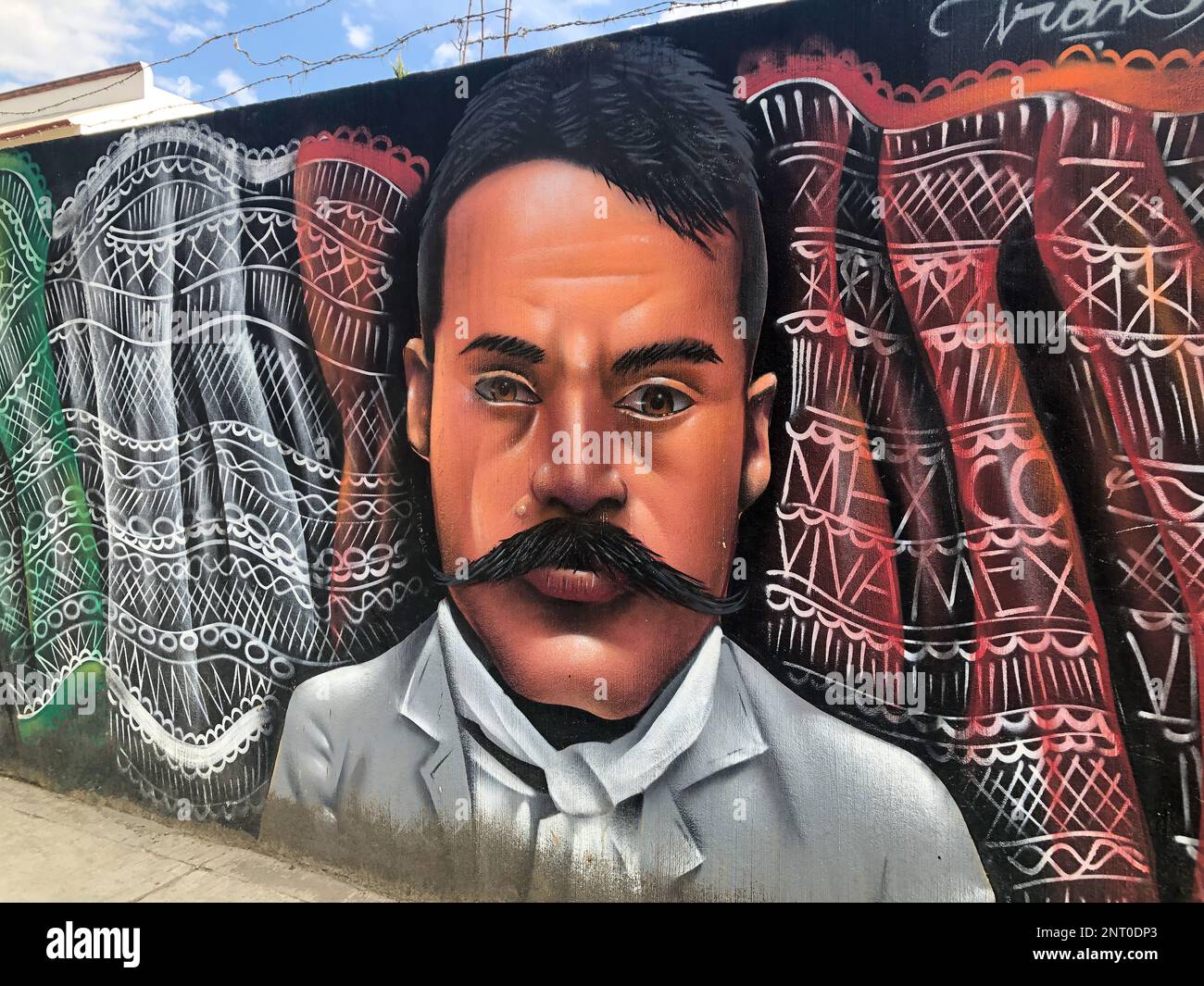 Peinture murale avec un portrait du révolutionnaire mexicain Emiliano Zapata sur un mur dans la ville historique d'Oaxaca, au Mexique. Banque D'Images