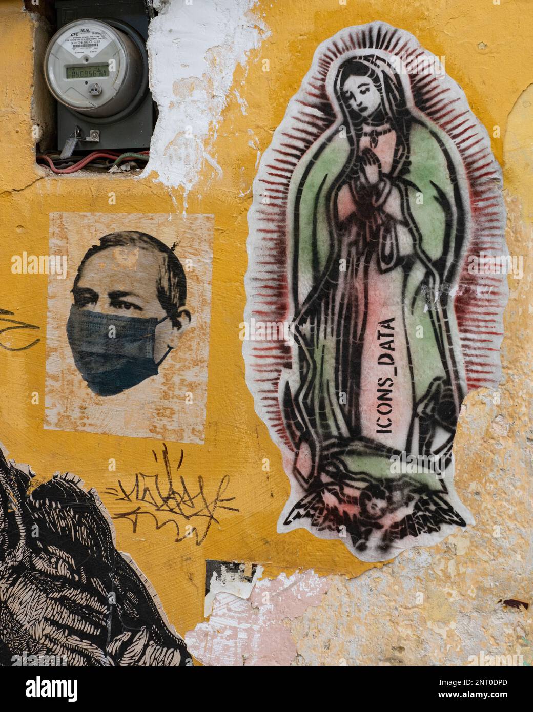 Photos de la Vierge de Guadalupe et Benito Juarez portant un masque pour la pandémie de Covid sur un mur à Oaxaca, Mexique. Banque D'Images