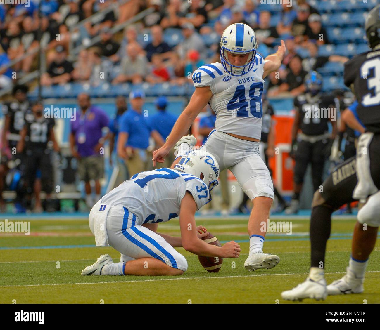 September 14, 2019: Duke kicker, AJ Reed (48), loads up to kick the extra point, during the NCAA football game between the Duke Blue Devils and the Middle Tennessee Blue Raiders at Johnny Floyd Stadium in Murfreesboro, TN. Credit: Kevin Langley/Sports South Media/CSM(Credit Image: © Kevin Langley/CSM via ZUMA Wire) (Cal Sport Media via AP Images) Banque D'Images