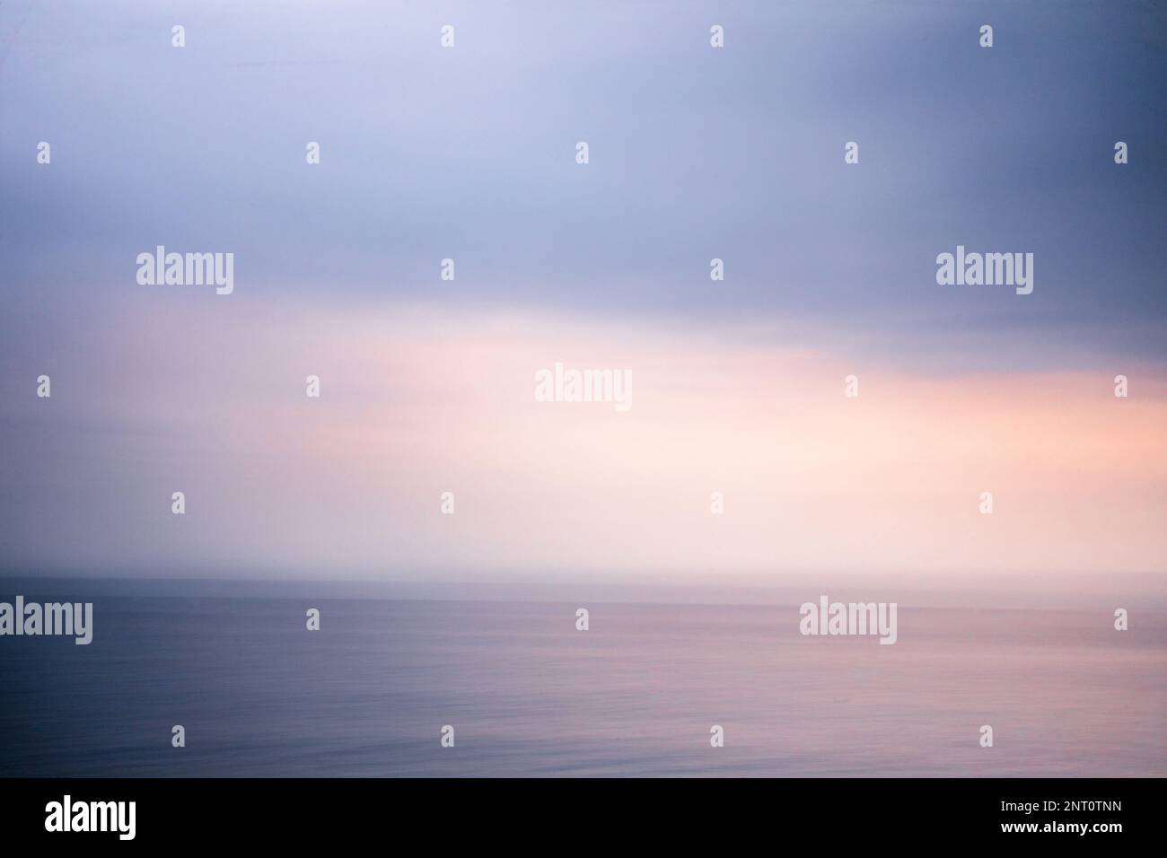 ICM, mer Méditerranée et ciel, coucher de soleil. En mode flou de mouvement de l'appareil photo Banque D'Images