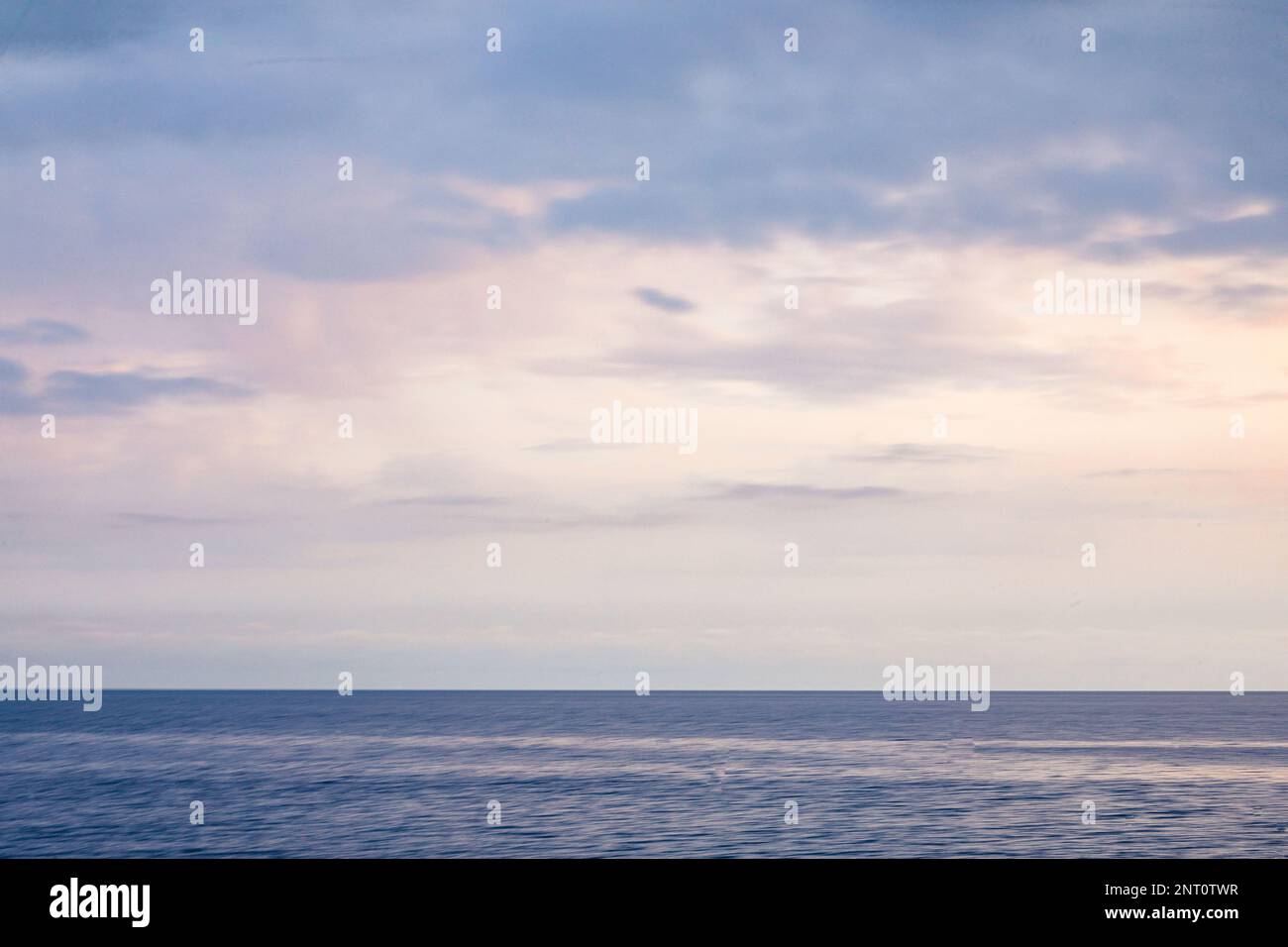ICM, mer Méditerranée et ciel, coucher de soleil. En mode flou de mouvement de l'appareil photo Banque D'Images