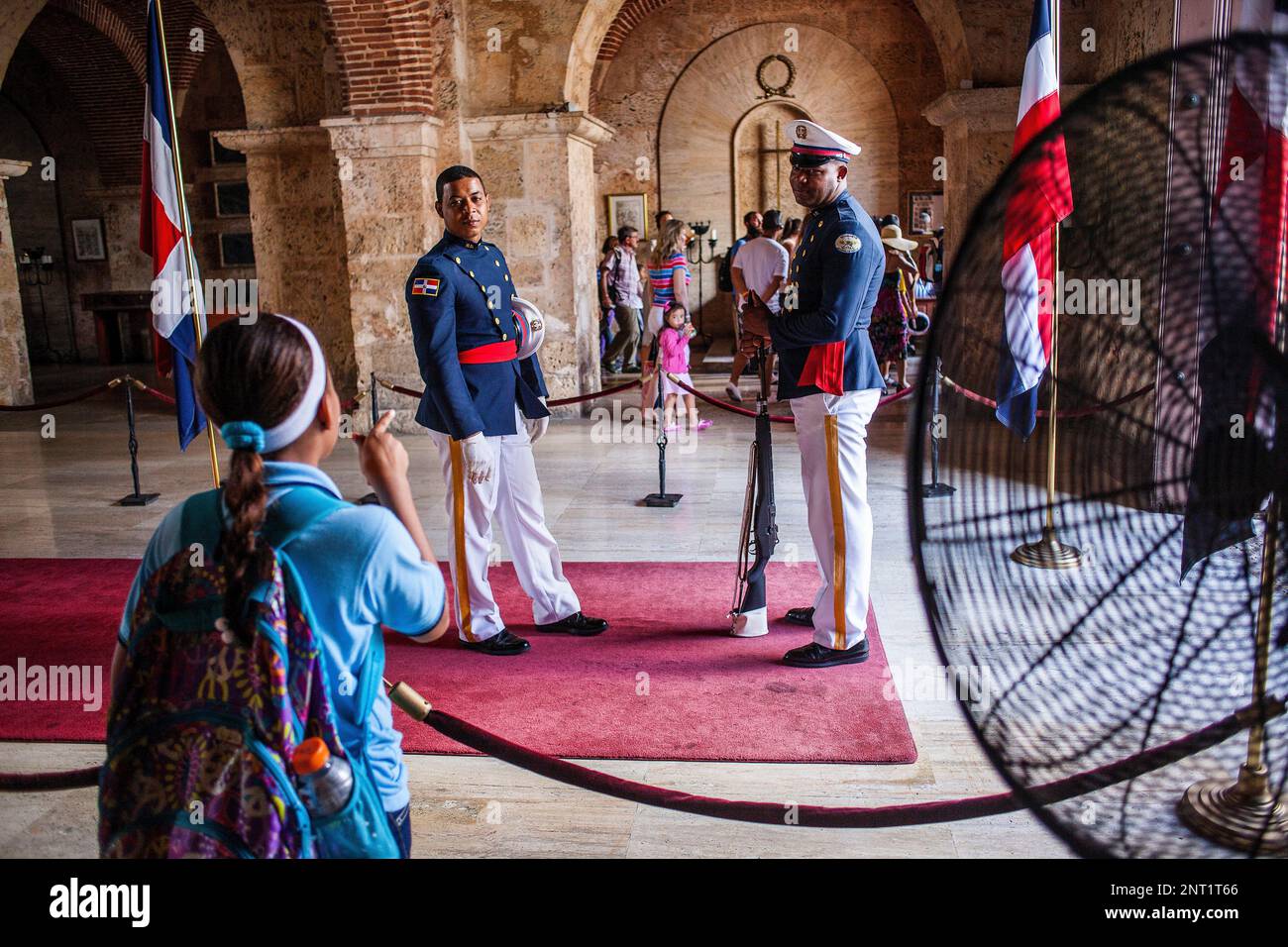 Parler des gardes à une fille, Panteon de la Patria tombe au soldat inconnu, la vieille ville, Santo Domingo, République Dominicaine Banque D'Images