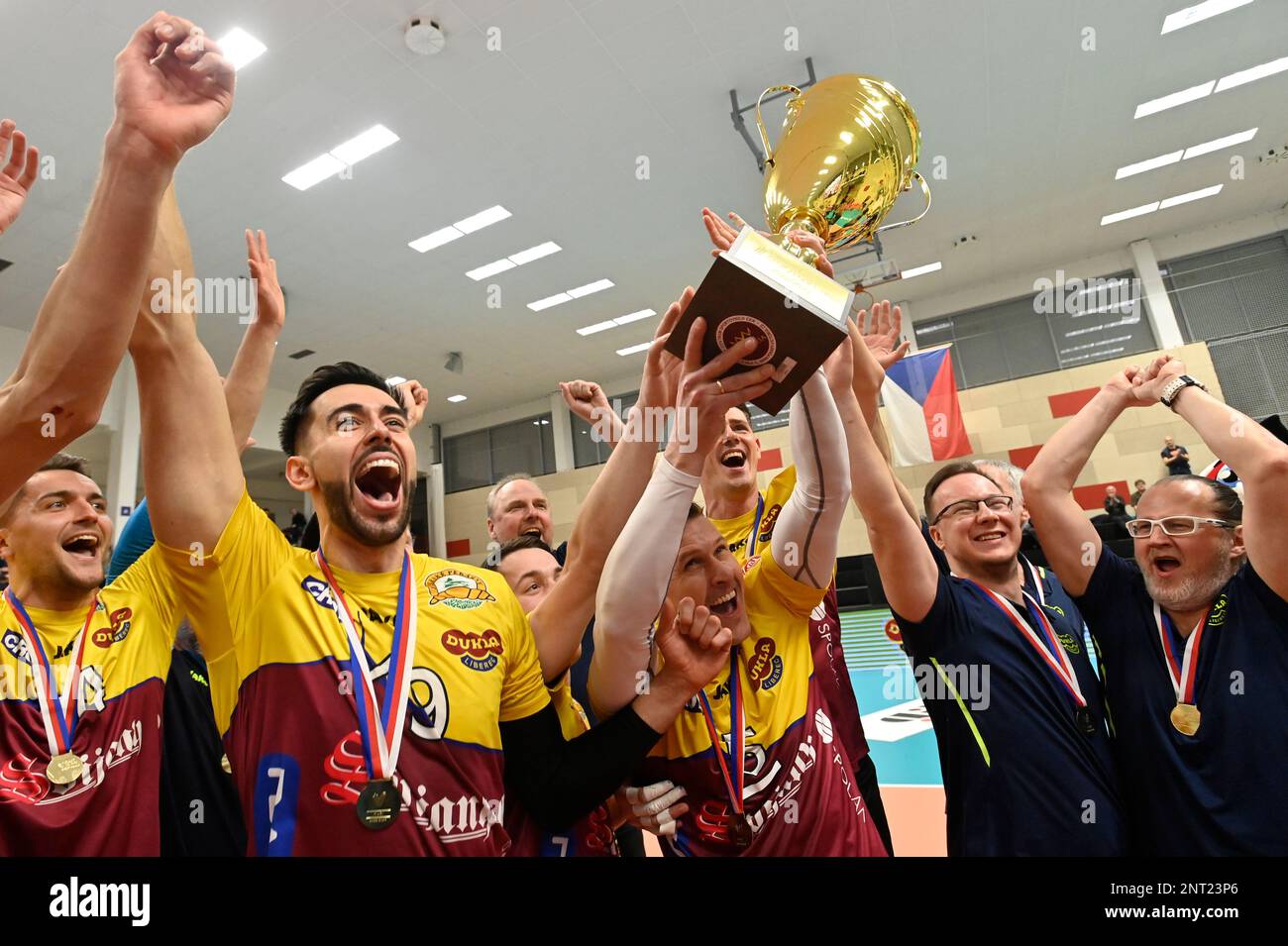 Kutna Hora, République tchèque. 27th févr. 2023. Cesky pohar volejbalistu - finale: Dukla Liberec - VK Karlovarsko, 27. Unora 2023, Kutna Hora. Volejbaliste Dukly Liberec se raduji z vitezstvi a zisku poharu. Banque D'Images