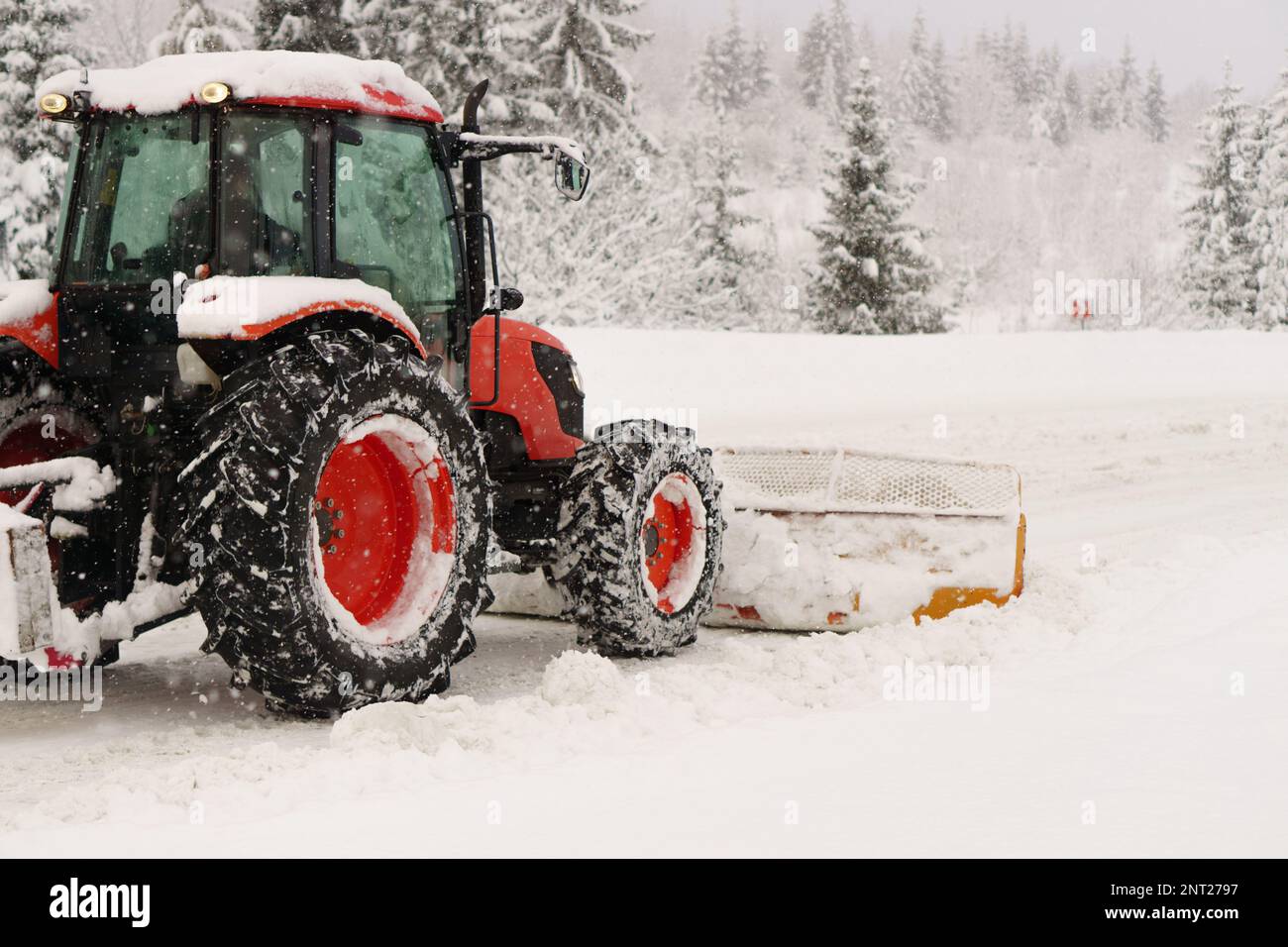 Vieux Tracteur Rouge Couvert De Neige Image stock - Image du panne, hiver:  137743825