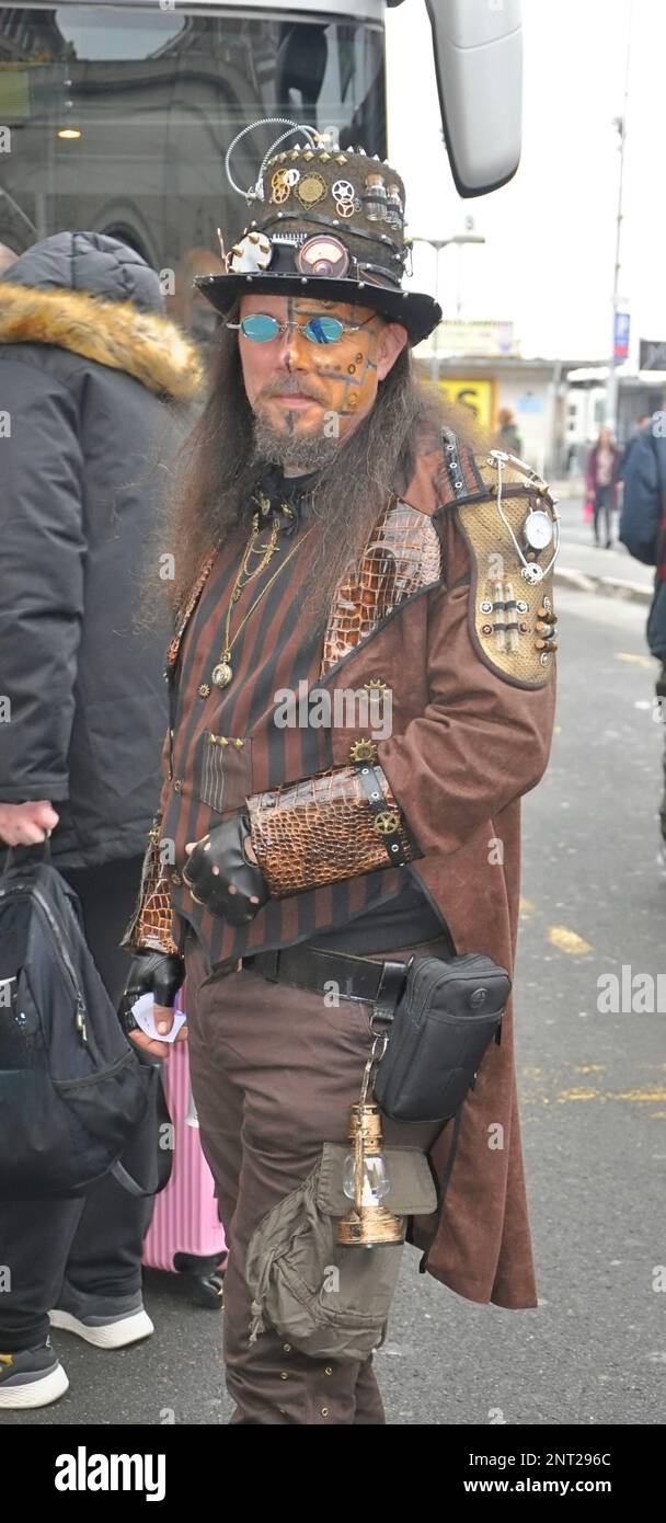 Un bel homme pose le jour du carnaval dans le défilé de carnaval. L'homme masqué à l'horloge participe au défilé annuel de carnaval à Rijeka. Banque D'Images