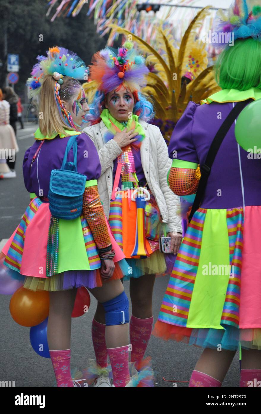 Trois belles filles posent le jour du carnaval dans le défilé de carnaval. Les femmes masquées participent au défilé annuel de carnaval à Rijeka. Banque D'Images