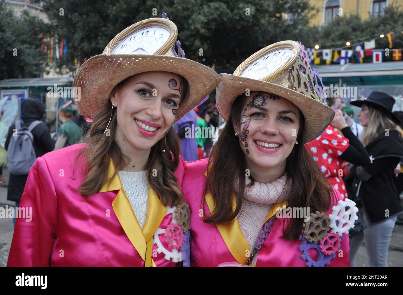 Rijeka, Croatie,19th février, 2023.deux belles filles posent le jour du carnaval dans le défilé de carnaval. Les femmes masquées participent au carnaval Banque D'Images