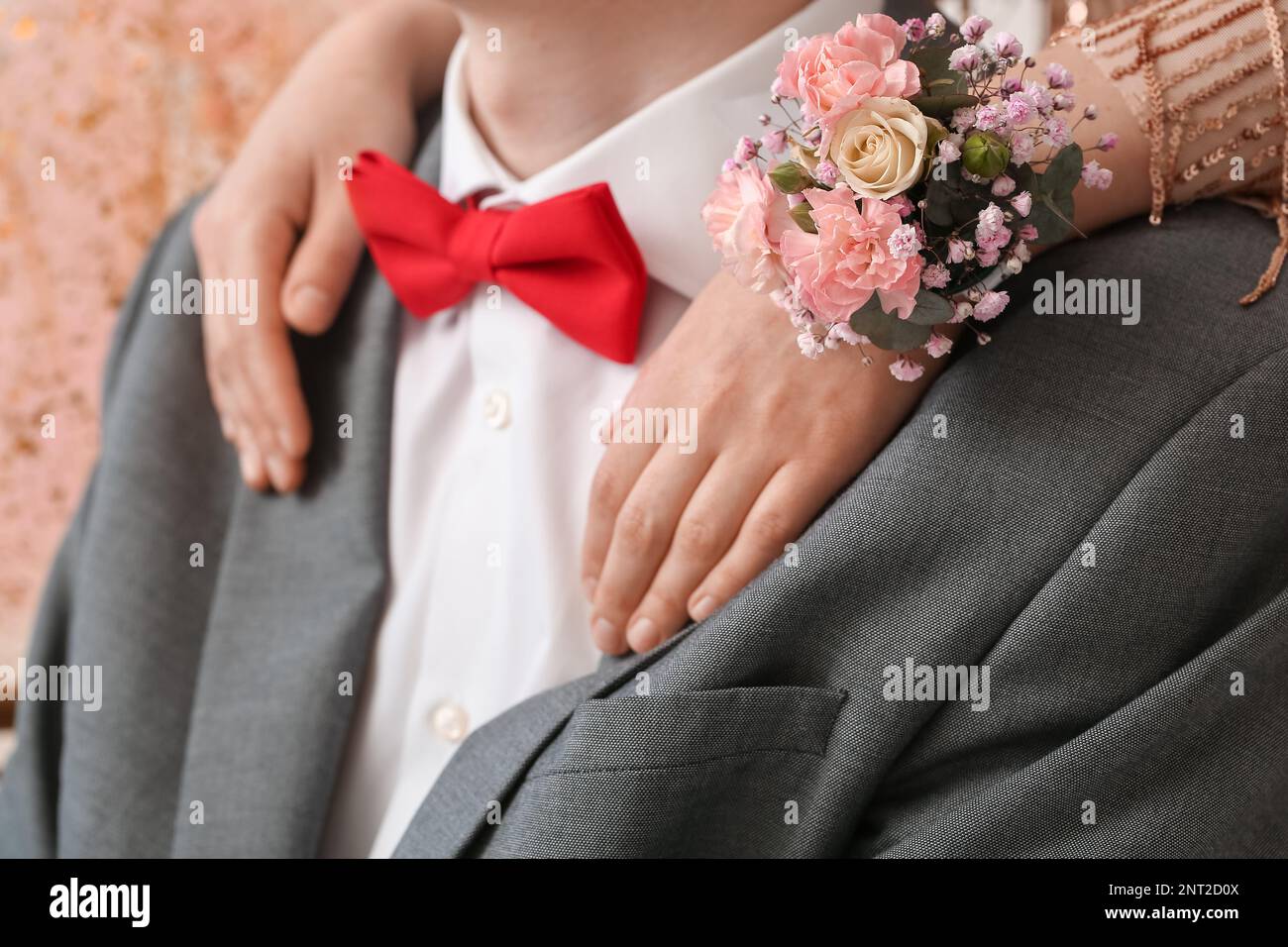 Jeune femme avec une fleur en relief qui enserre sa date de bal, gros plan Banque D'Images