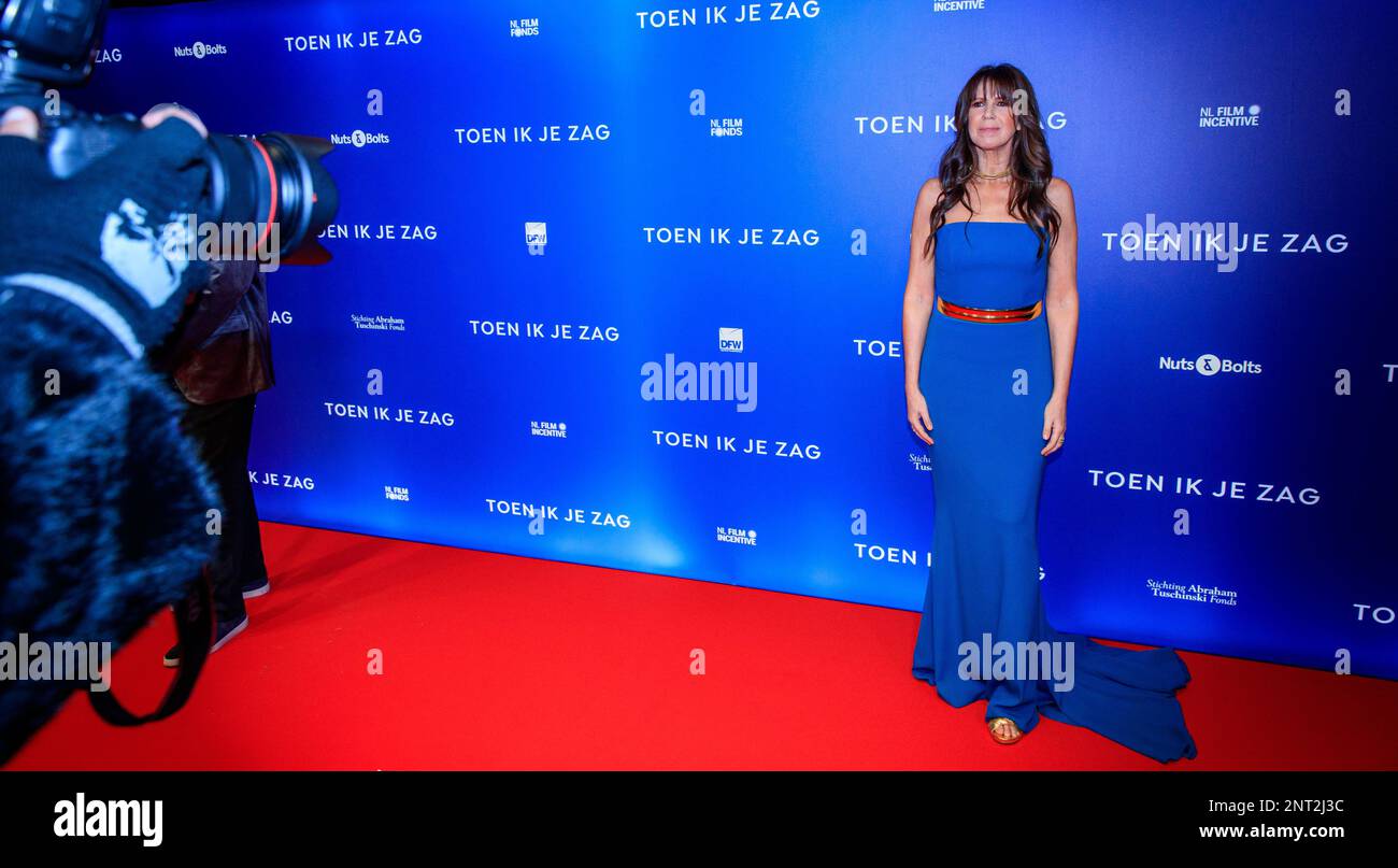 AMSTERDAM - ISA Hoes sur le tapis rouge lors de la première de Toen IK