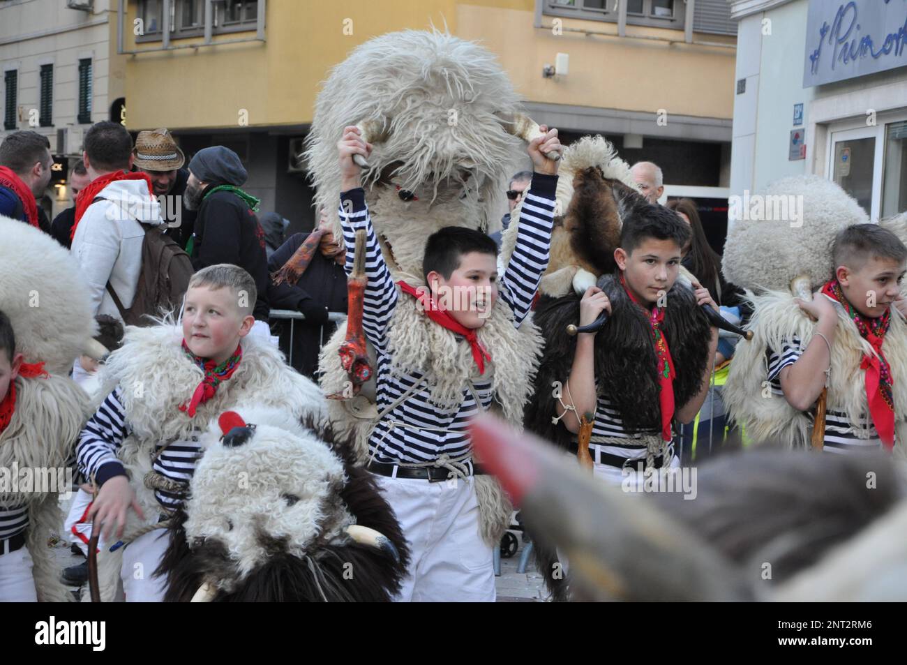 Rijeka, Croatie,19th février, 2023.Ringer Bells, groupe traditionnel masqué d'enfants et d'adultes couverts de peaux d'animaux et de masques d'animaux, cloches Banque D'Images