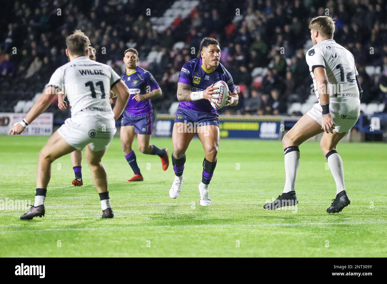 Widnes, Royaume-Uni, le 27 février 2023. Adam Tangata de Halifax court à la défense Widnes *** pendant le match de championnat Betfred entre Widnes et Halifax Panthers au stade DCBL, Widnes, Royaume-Uni, le 27 février 2023. Photo de Simon Hall. Utilisation éditoriale uniquement, licence requise pour une utilisation commerciale. Aucune utilisation dans les Paris, les jeux ou les publications d'un seul club/ligue/joueur. Crédit : UK Sports pics Ltd/Alay Live News Banque D'Images