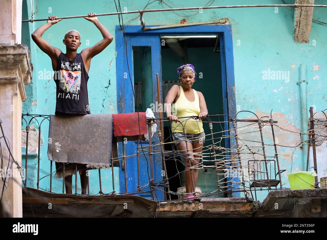 Habitants de taudis dans le centre de la vieille Havane. Un homme noir et une vieille femme sont debout sur le balcon d'une maison en ruine Banque D'Images