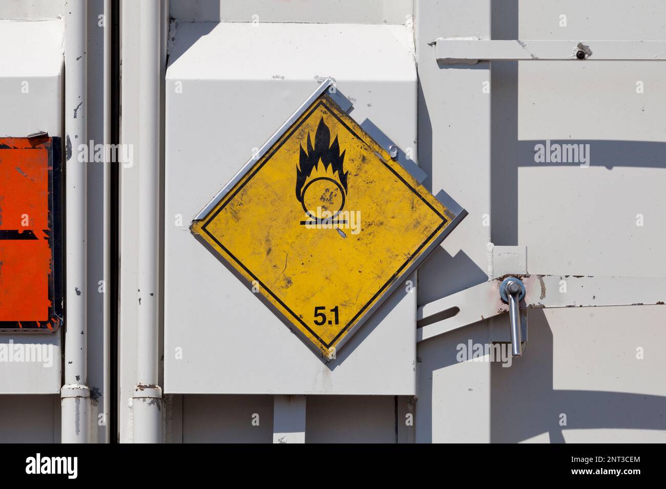 Panneau marchandises dangereuses sur la porte arrière d'un camion. La plaque jaune indique que le produit transporté est un agent oxydant. Banque D'Images